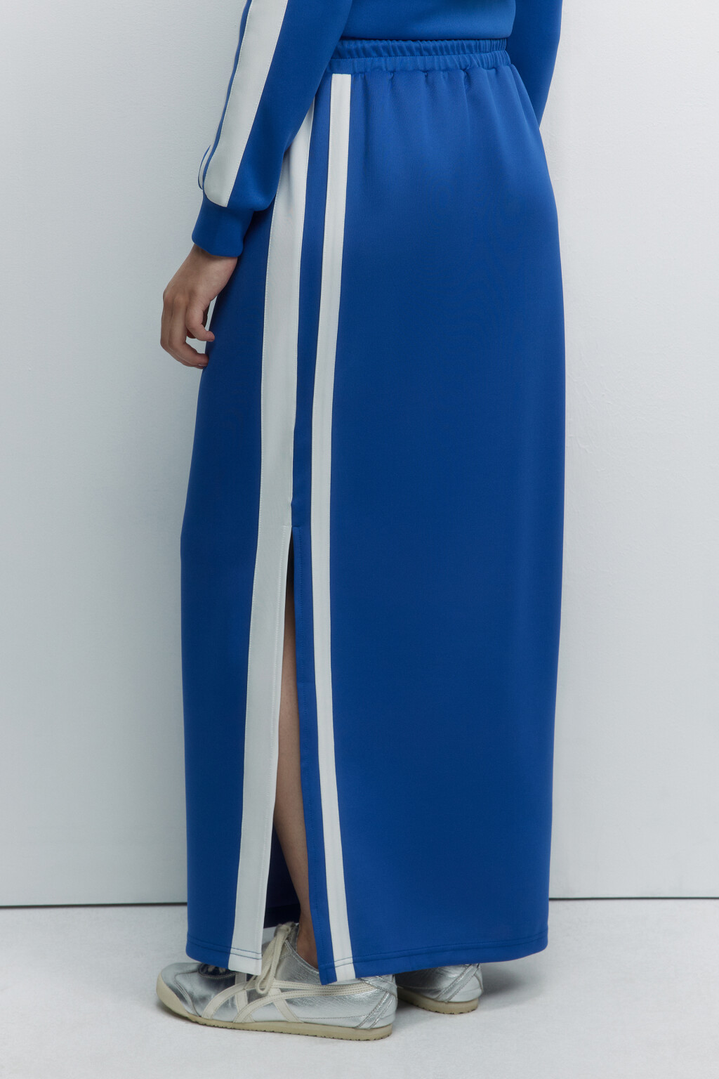 Юбка макси прямая трикотажная с разрезом и лампасами - цвет синий - 3