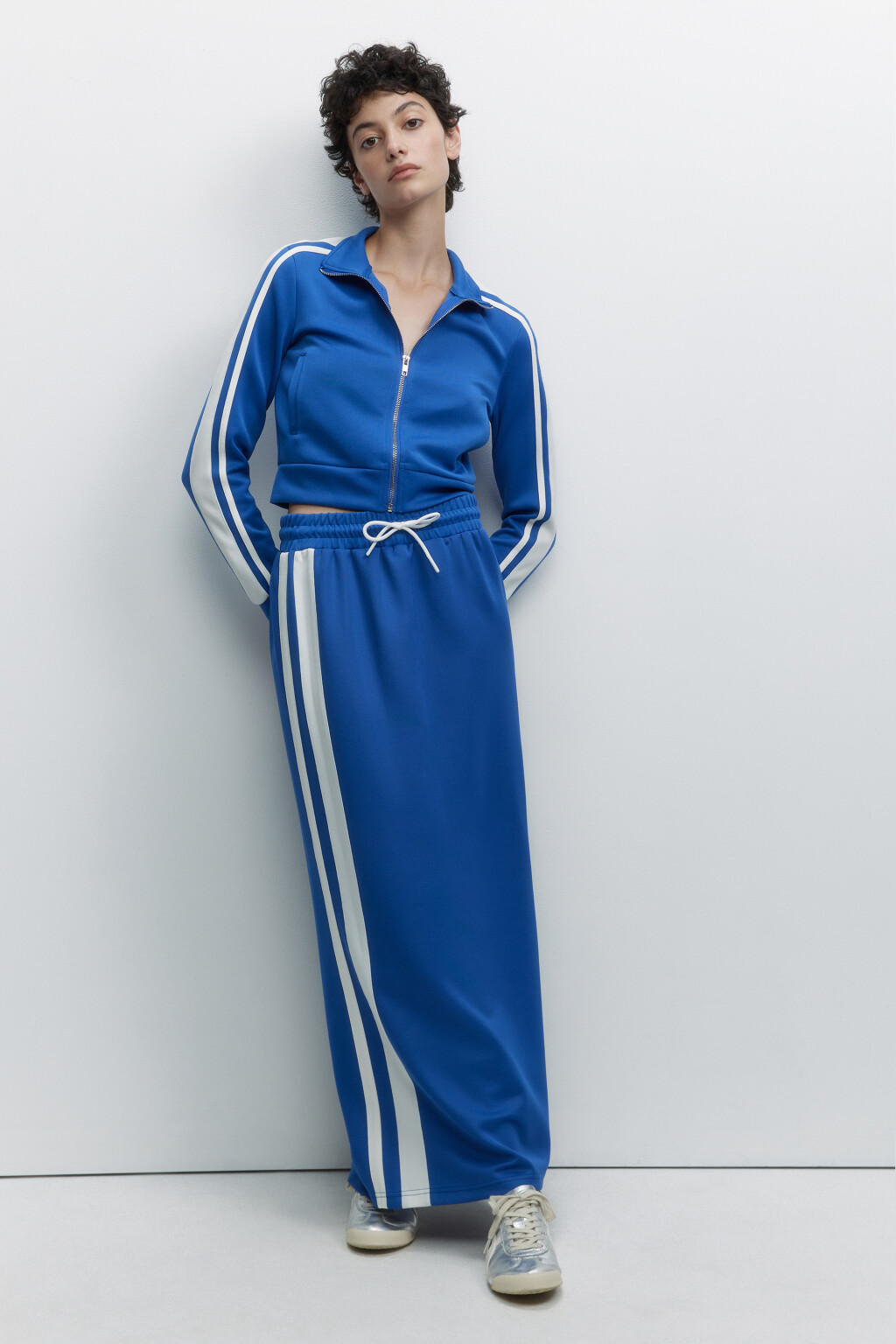 Юбка макси прямая трикотажная с разрезом и лампасами - цвет синий - 5