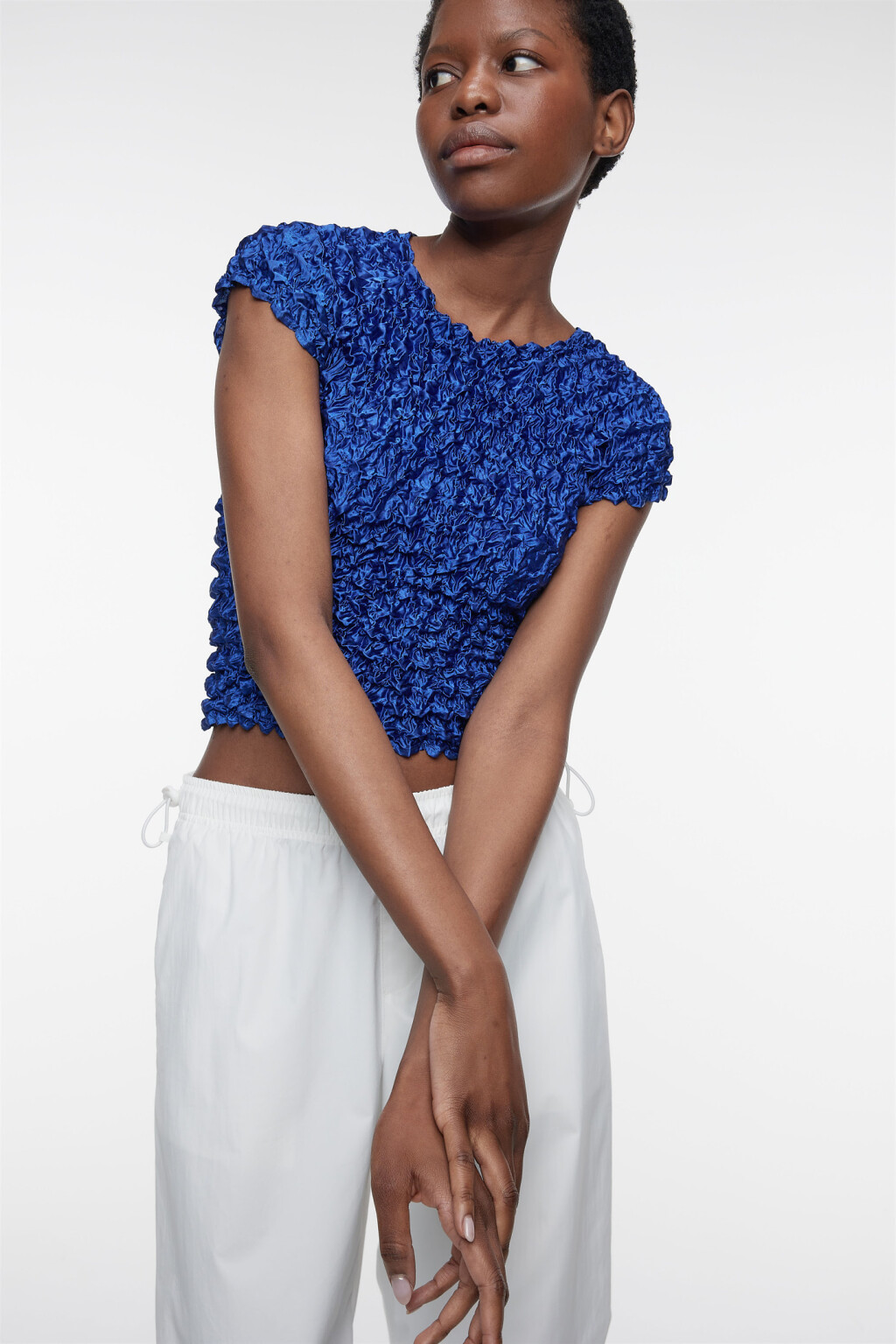 Топ-футболка объемный блестящий из эластичной ткани - цвет синий - 2