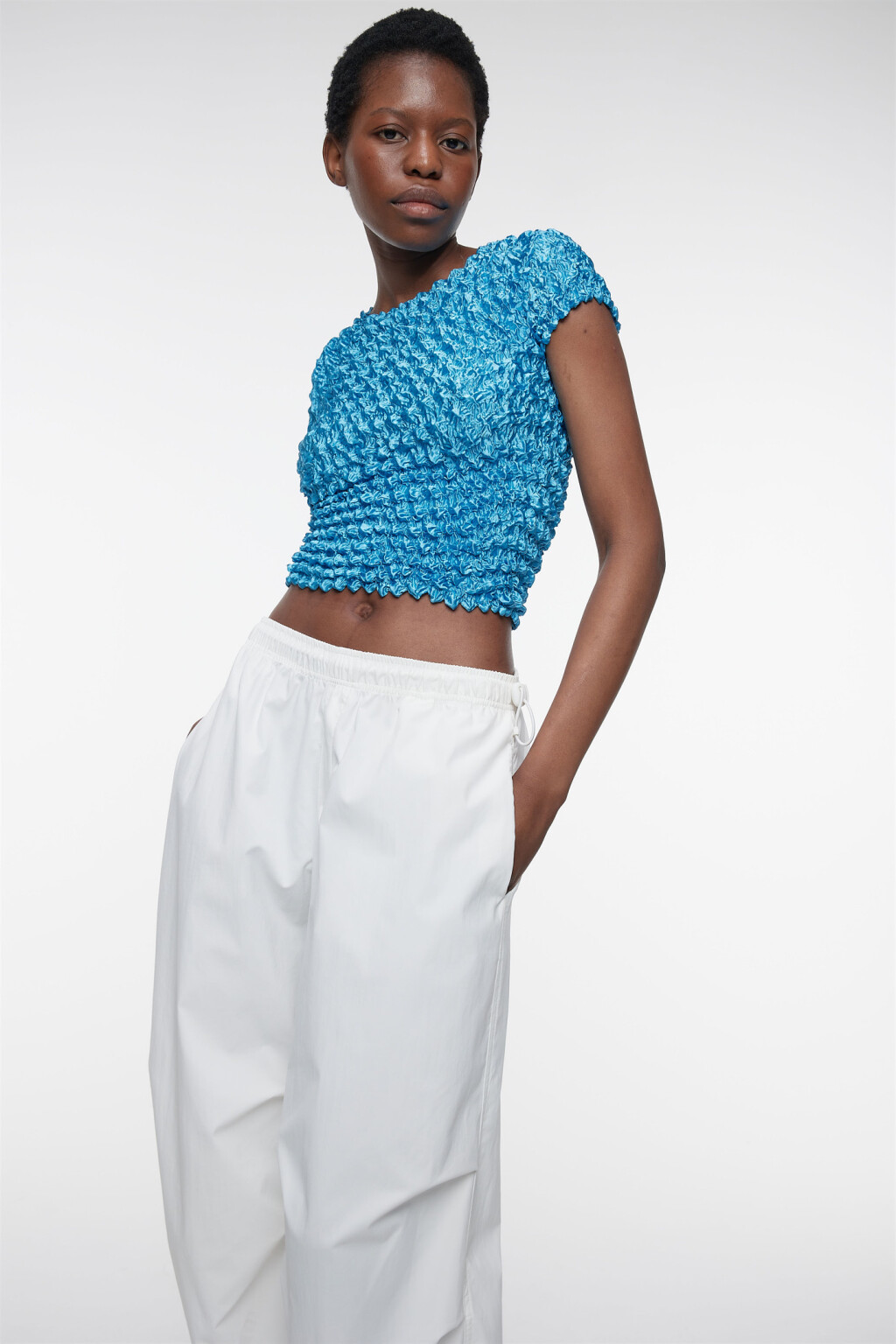 Топ-футболка объемный блестящий из эластичной ткани - цвет голубой - 2