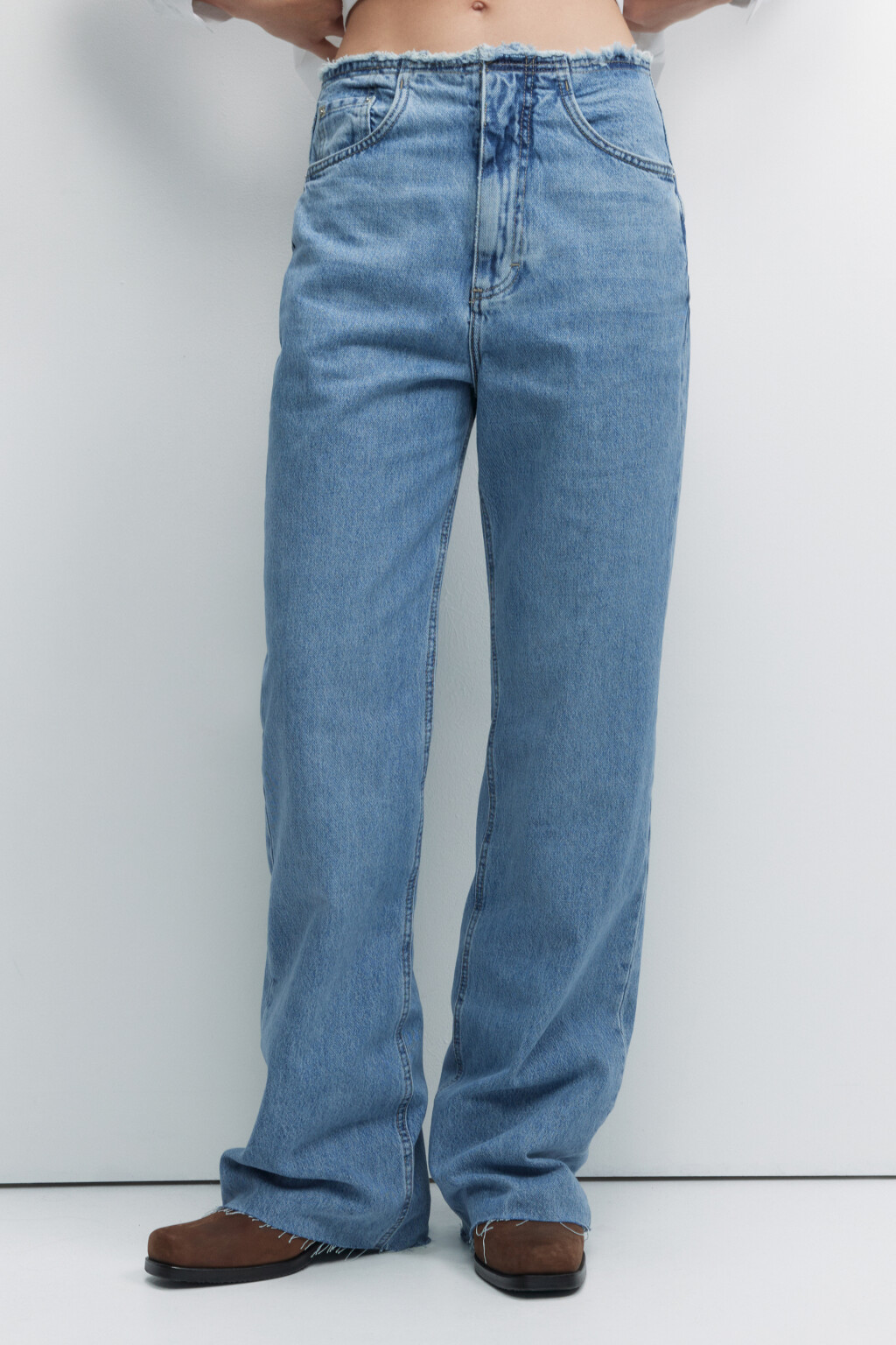 Джинсы широкие рваные с обрезанным поясом - цвет голубой - 2