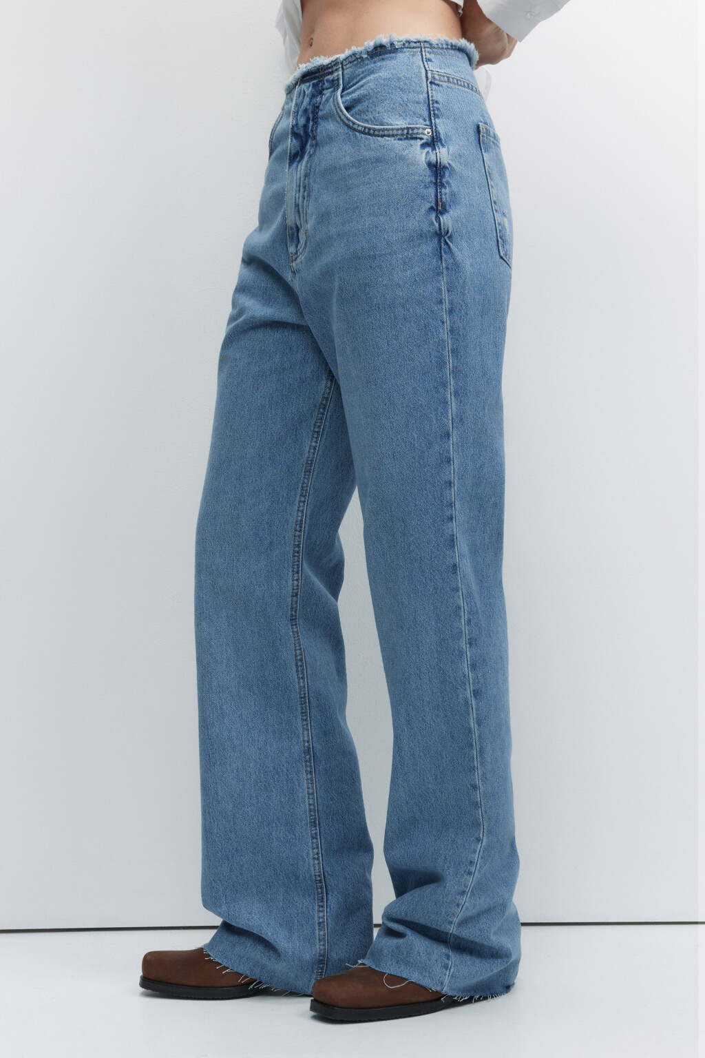 Джинсы широкие рваные с обрезанным поясом - цвет голубой - 3