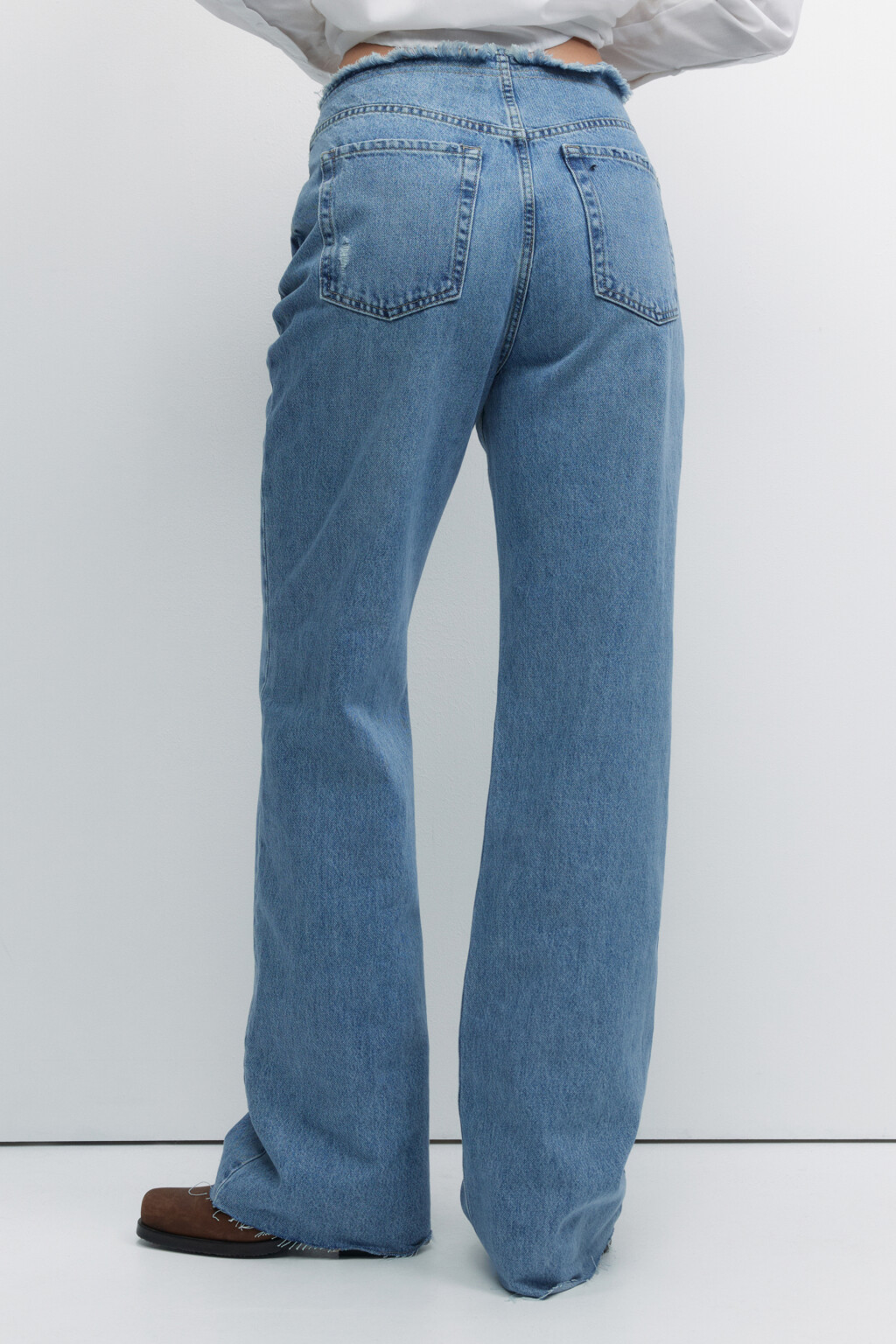 Джинсы широкие рваные с обрезанным поясом - цвет голубой - 4