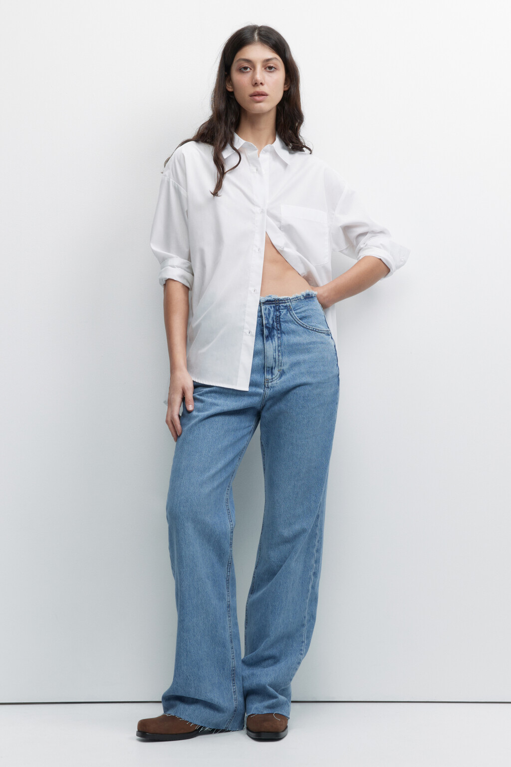 Джинсы широкие рваные с обрезанным поясом - цвет голубой - 1