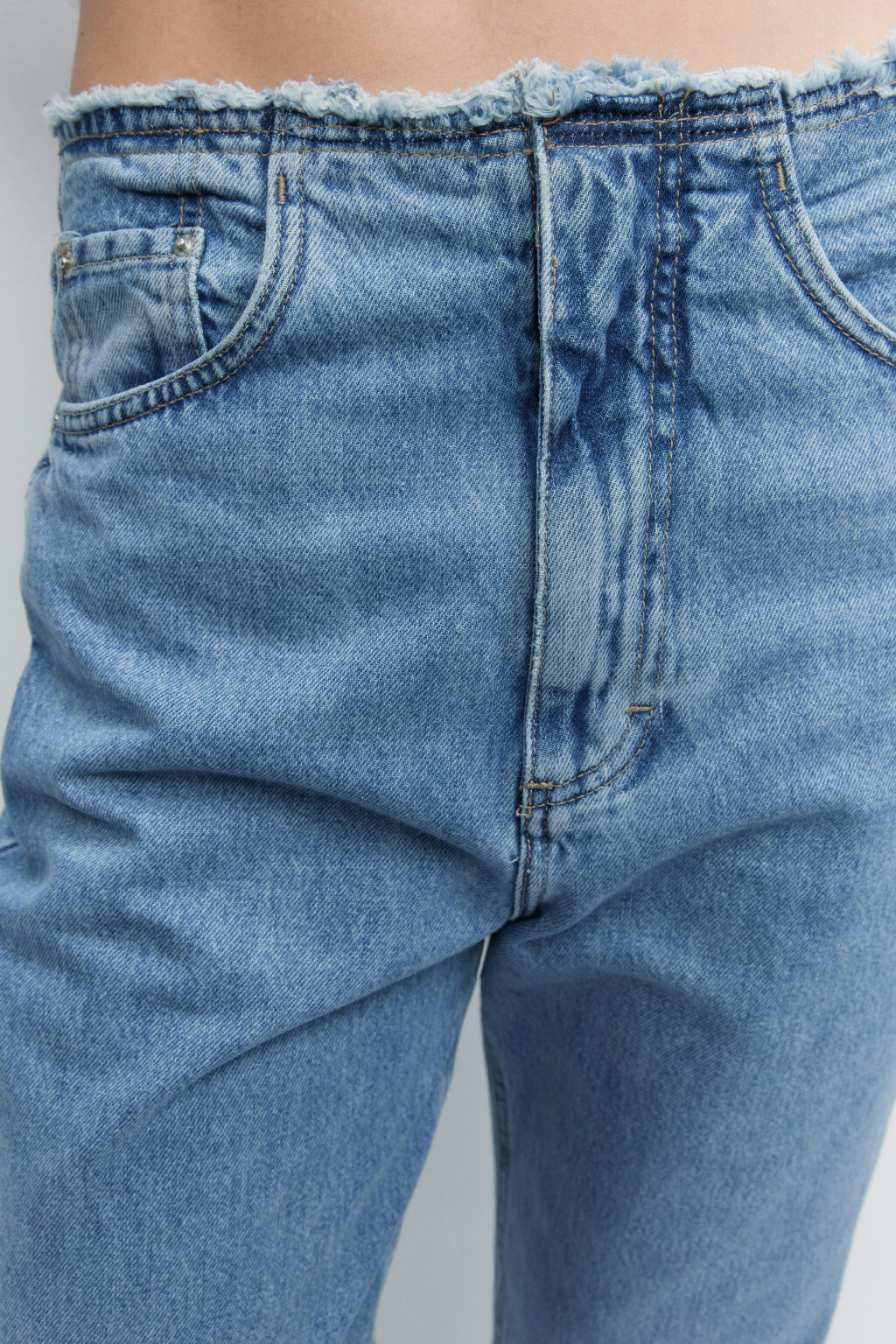 Джинсы широкие рваные с обрезанным поясом - цвет голубой - 5
