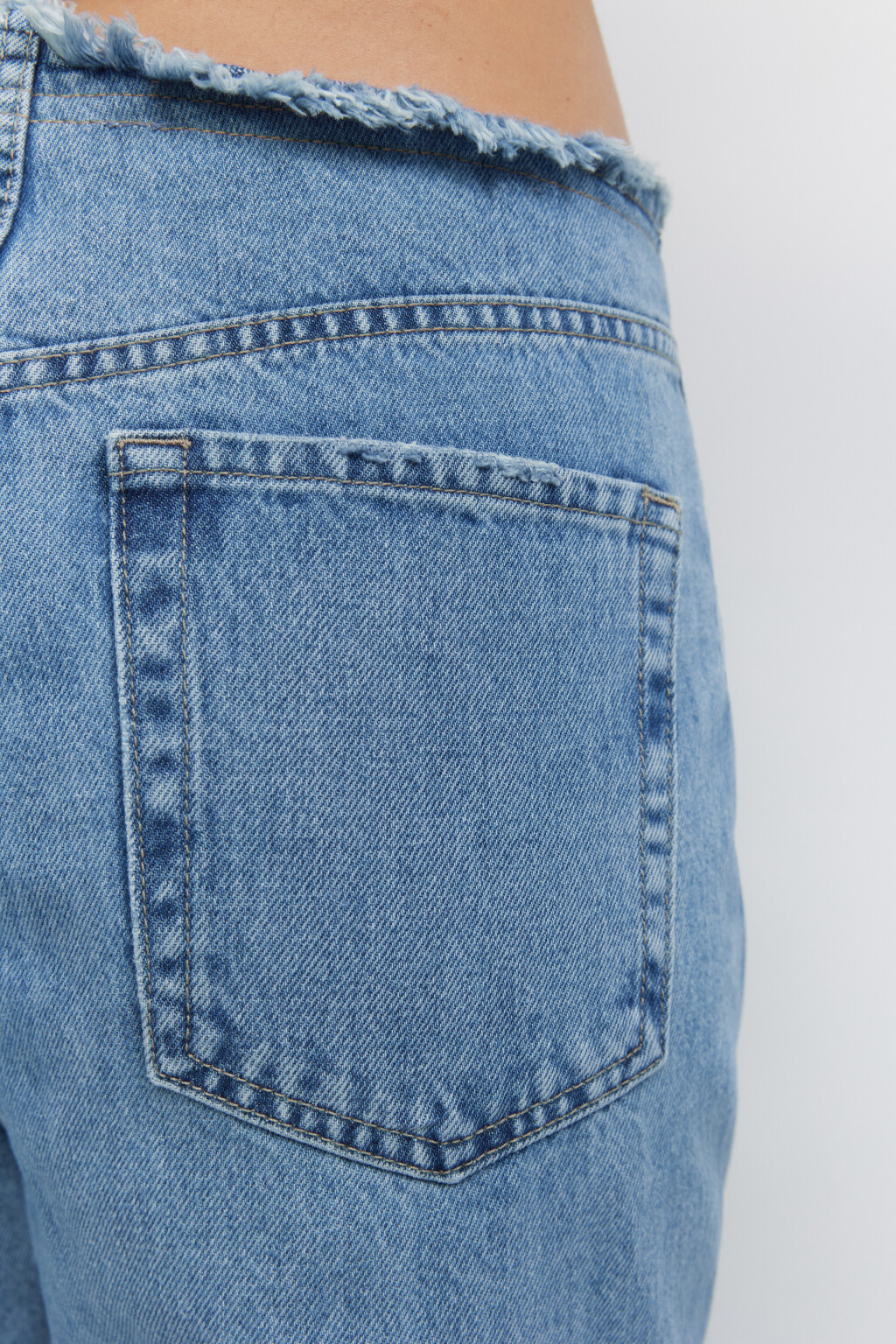 Джинсы широкие рваные с обрезанным поясом - цвет голубой - 7