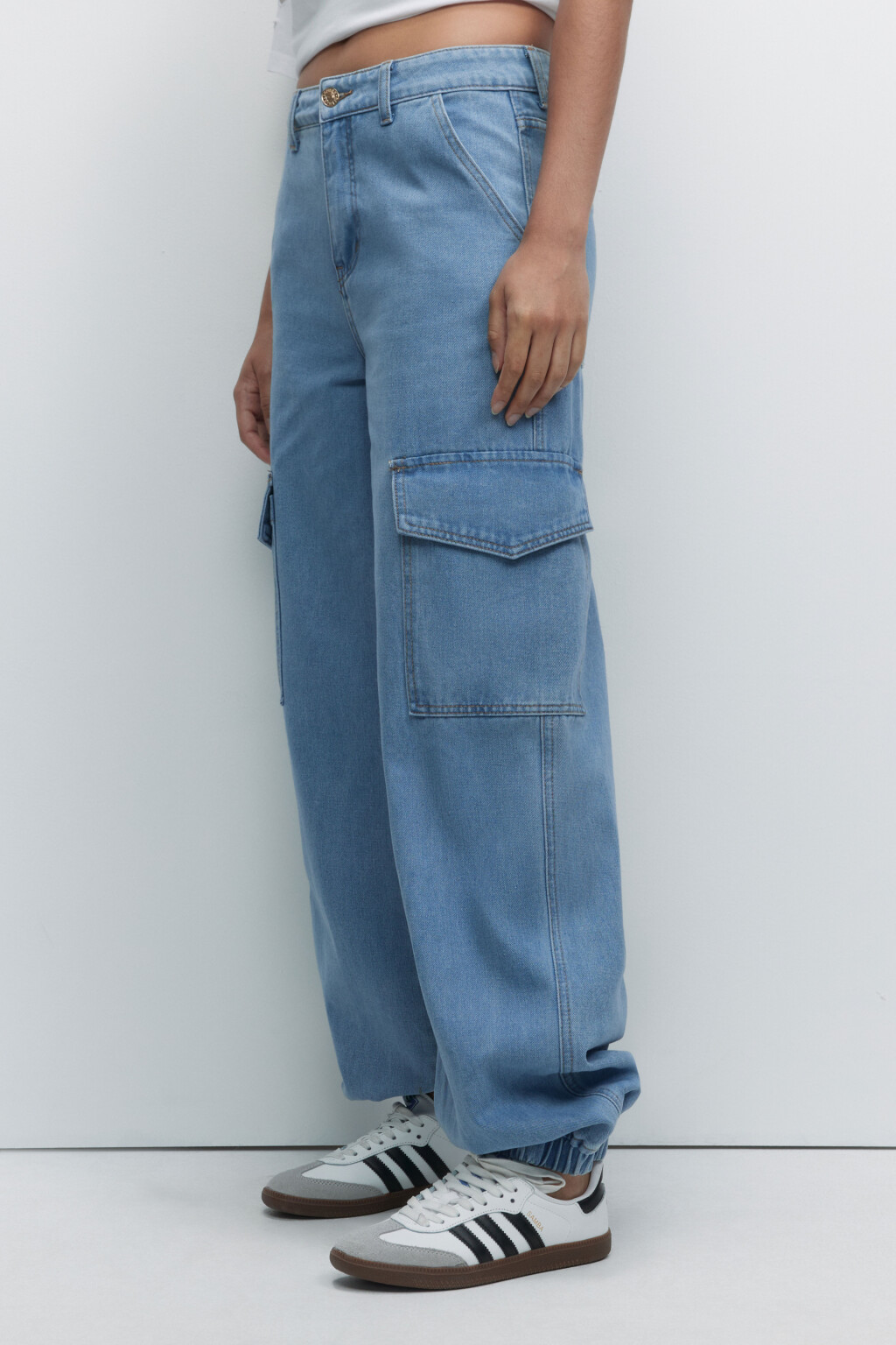 Джинсы-джоггеры широкие с карманами карго - цвет голубой - 2