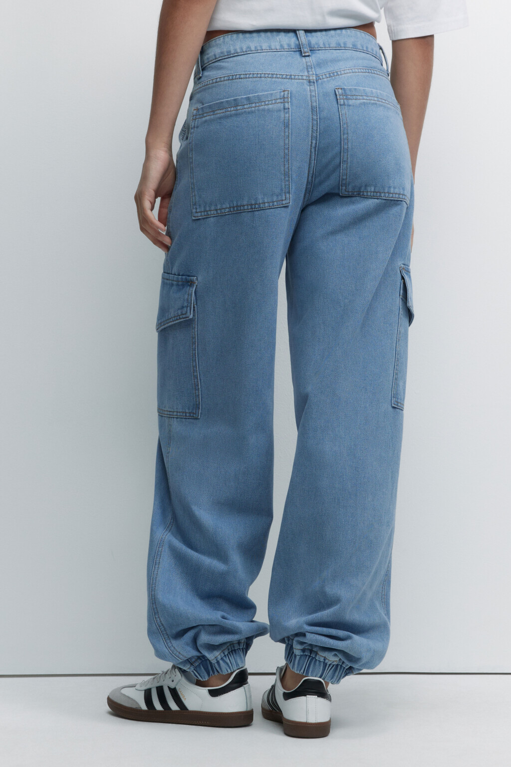 Джинсы-джоггеры широкие с карманами карго - цвет голубой - 3