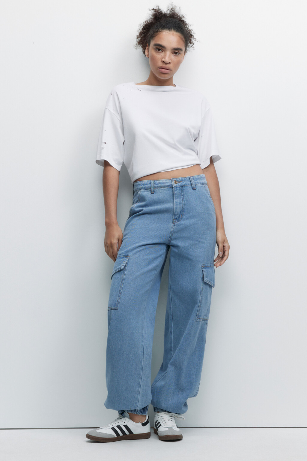 Джинсы-джоггеры широкие с карманами карго - цвет голубой - 4