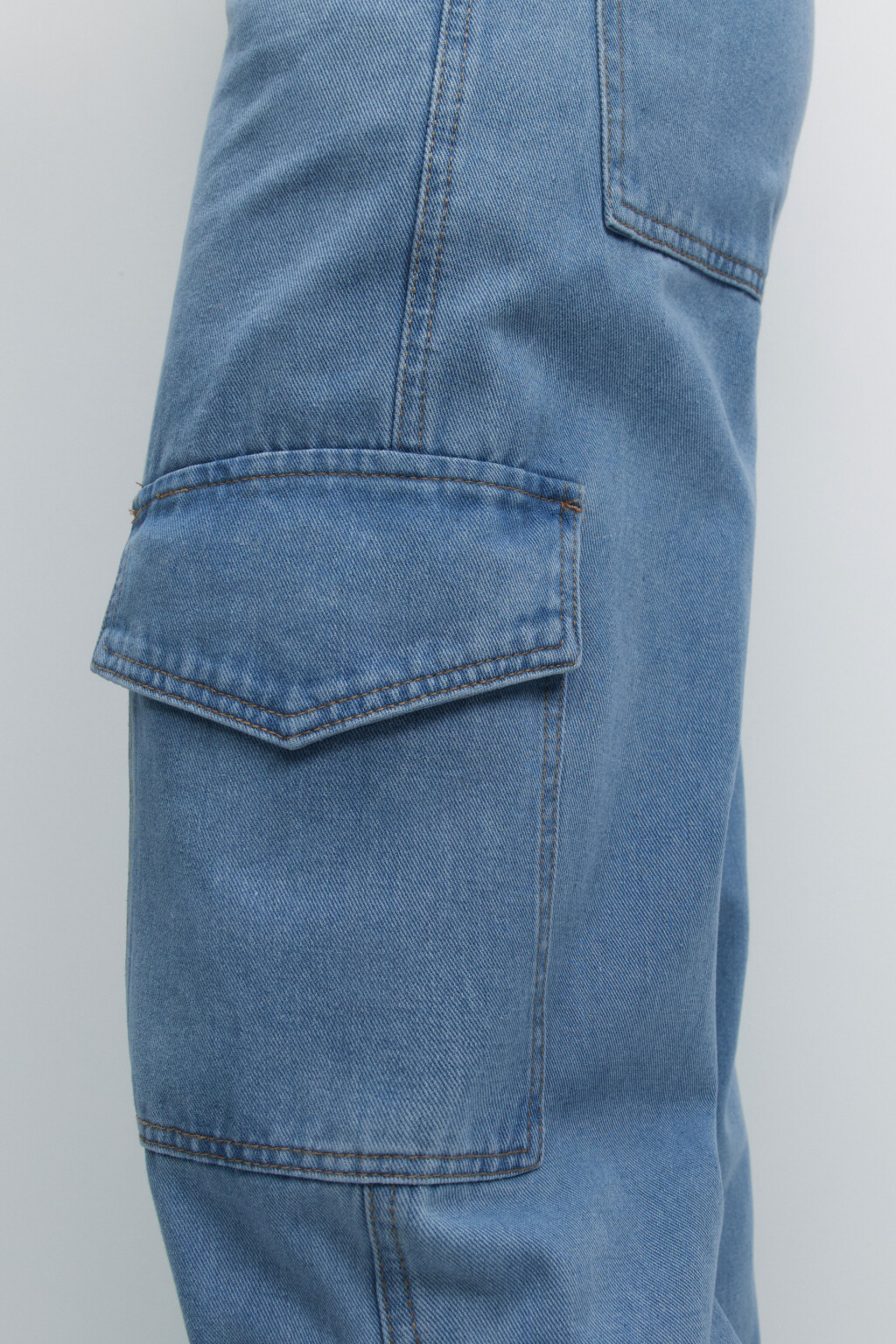 Джинсы-джоггеры широкие с карманами карго - цвет голубой - 5