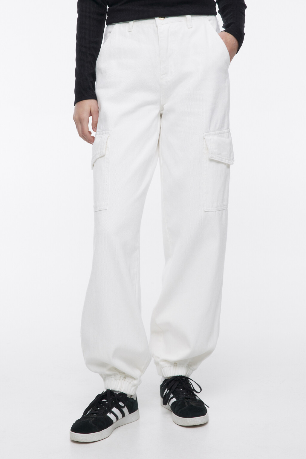 Джинсы-джоггеры широкие с карманами карго - цвет белый - 3
