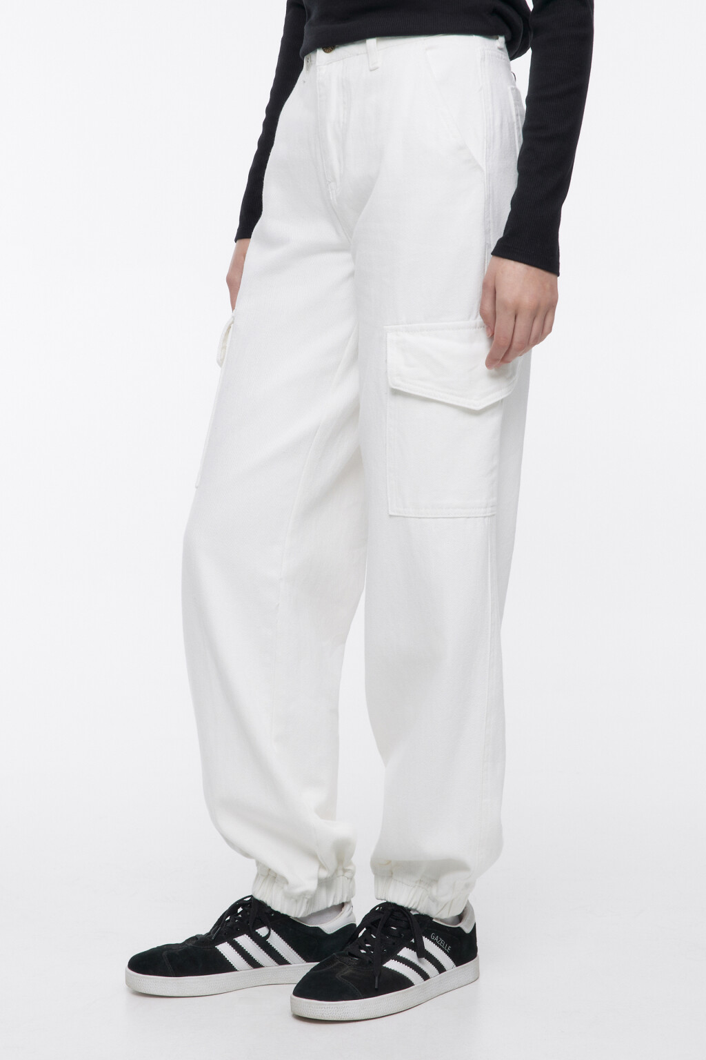 Джинсы-джоггеры широкие с карманами карго - цвет белый - 2