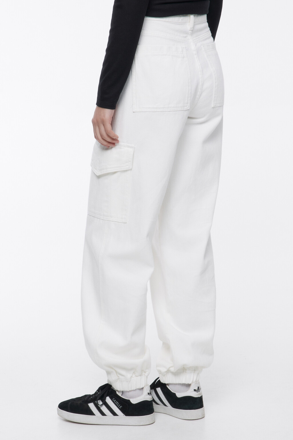 Джинсы-джоггеры широкие с карманами карго - цвет белый - 4