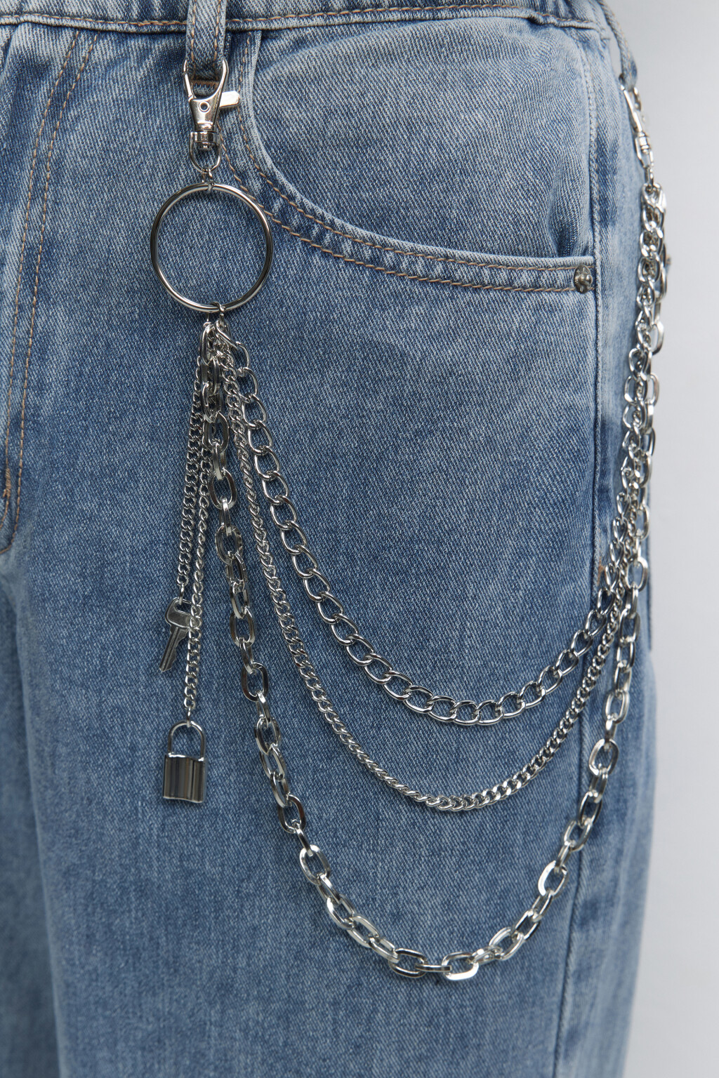 Джинсы-джоггеры свободные с цепочками и подвесками - цвет голубой - 6