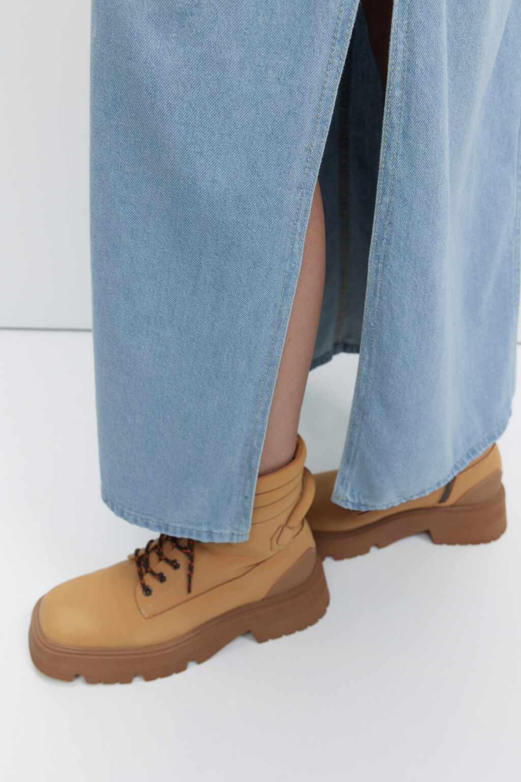 Юбка-парашют джинсовая с утяжками на поясе и разрезом - цвет голубой - 6