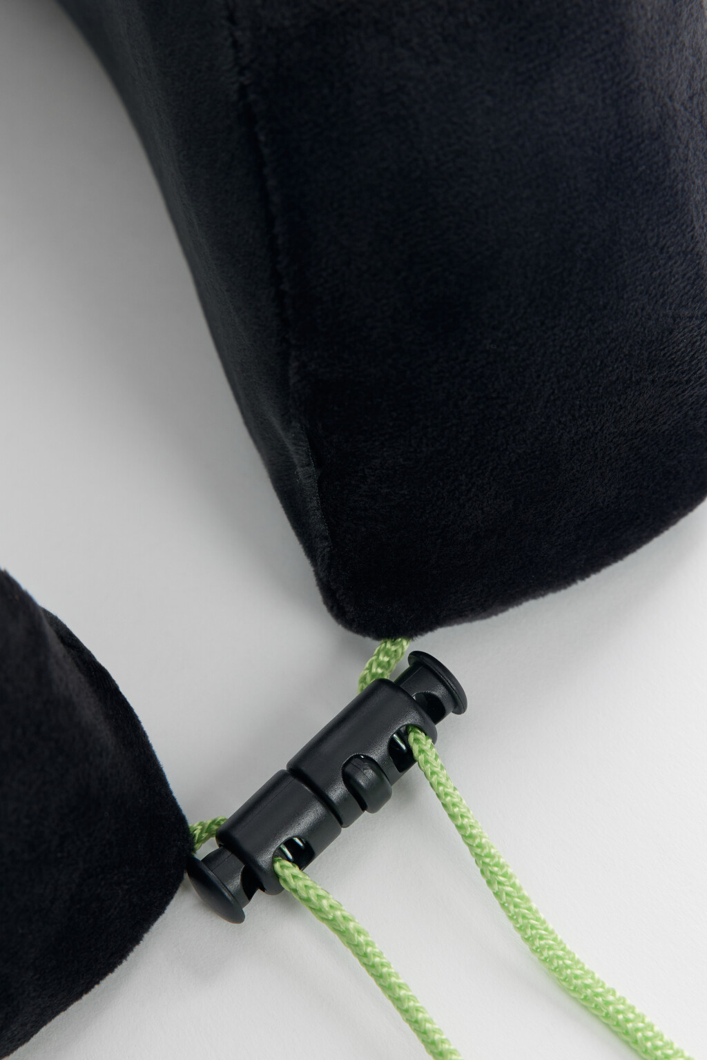 Подушка для шеи с застежкой - цвет черный - 3