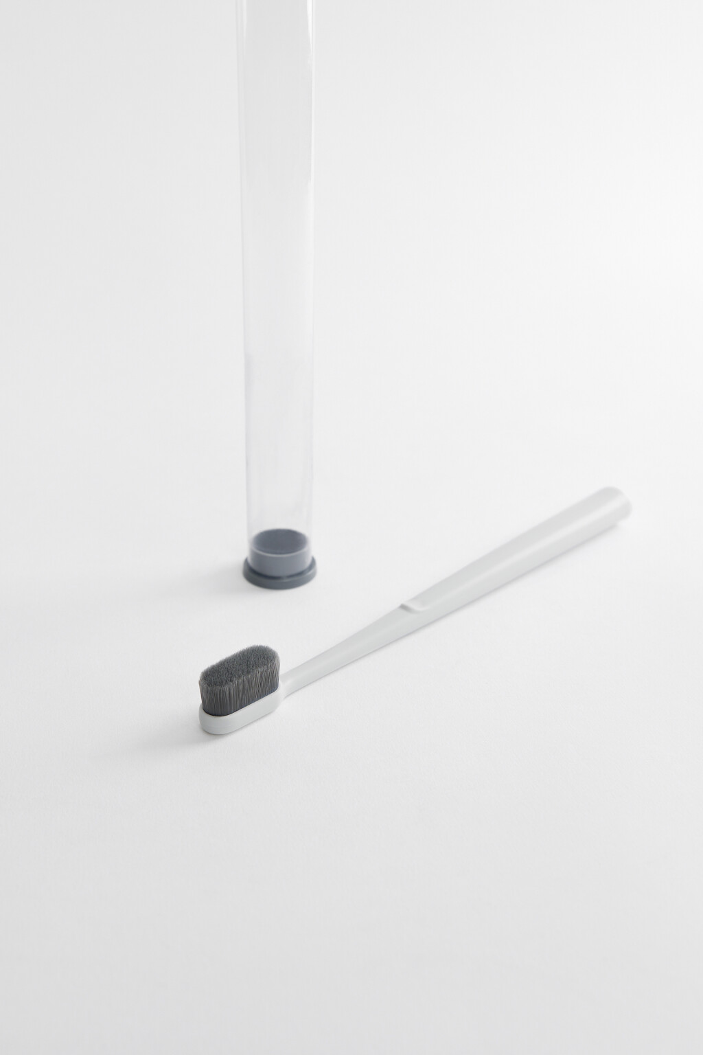 Зубная щетка с чехлом-тубусом - цвет белый - 2