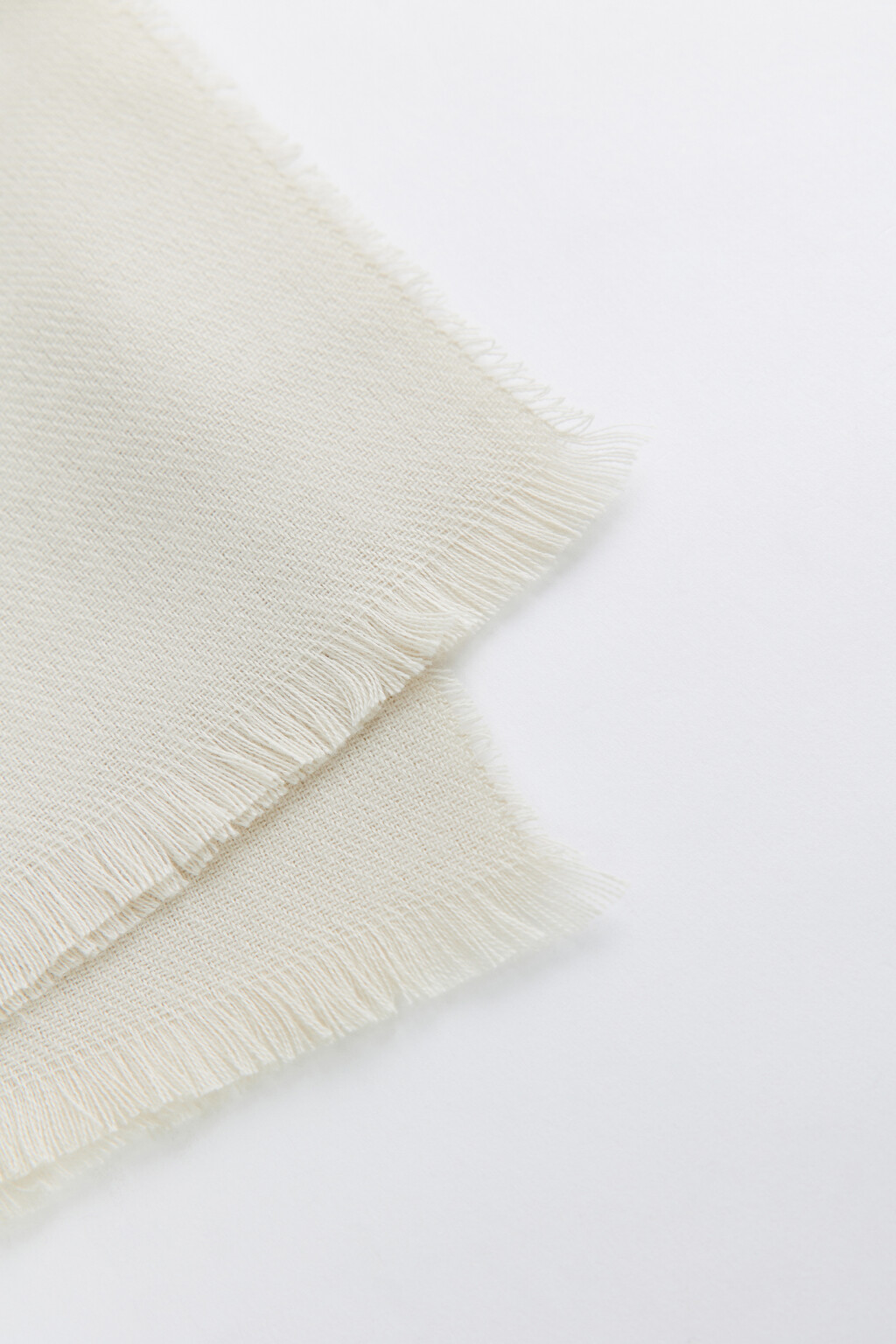 Шарф вискозный тонкой вязки с короткой бахромой - цвет бежевый - 3