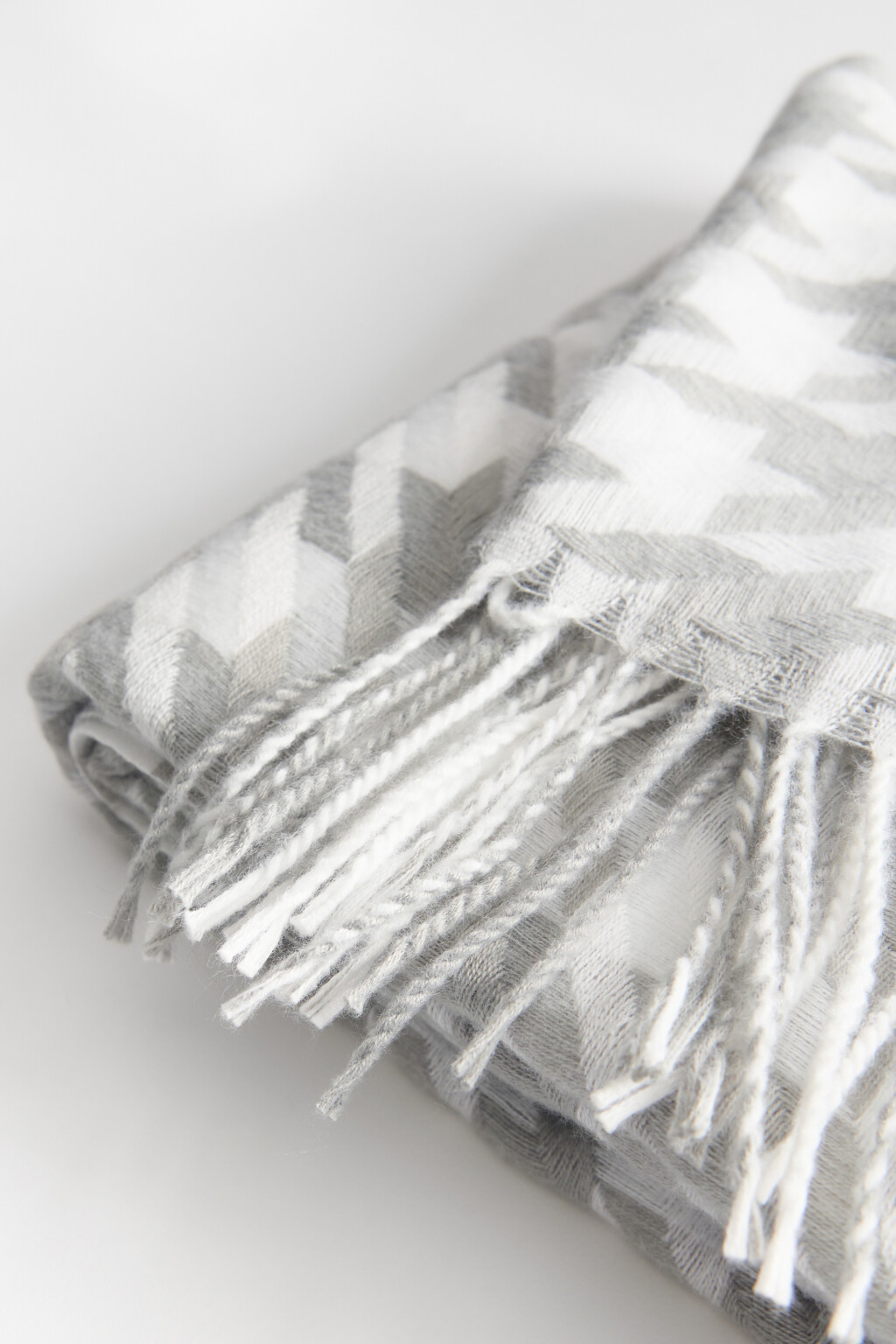 Шарф вязаный с бахромой и принтом гусиная лапка - цвет серый - 2