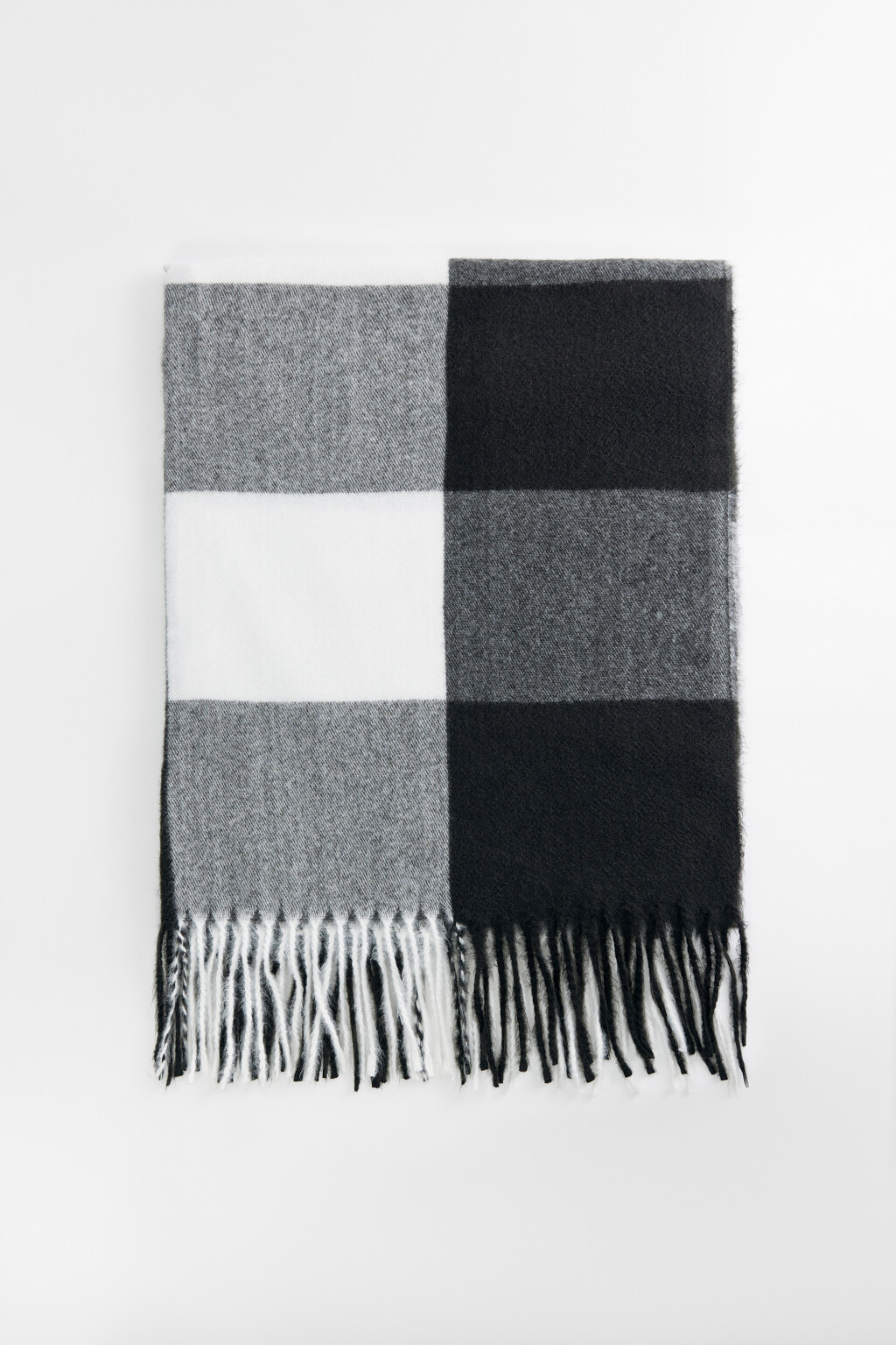 Шарф тонкой вязки клетчатый с бахромой - цвет черный - 3