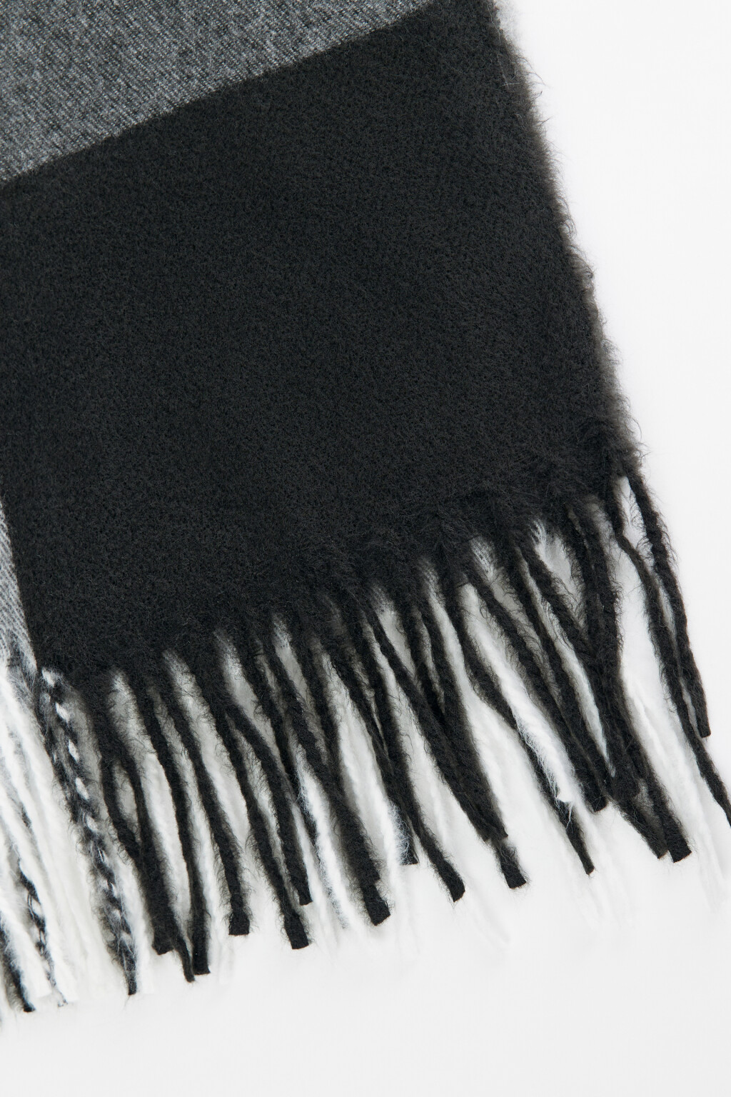 Шарф тонкой вязки клетчатый с бахромой - цвет черный - 4