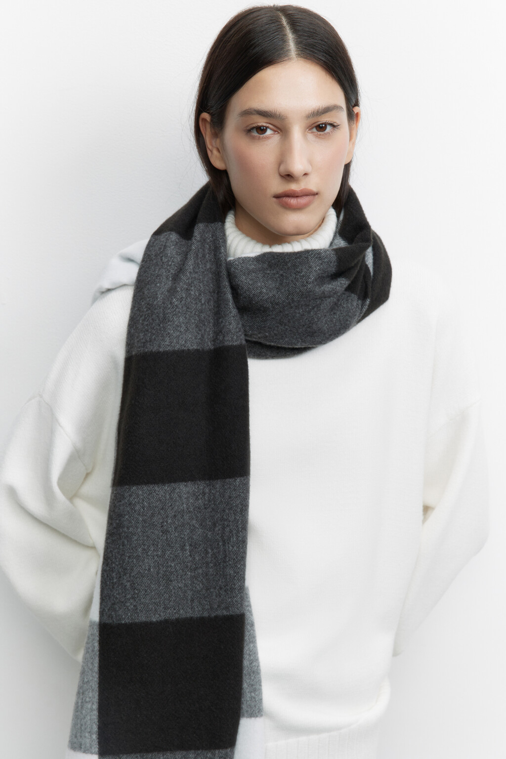 Шарф тонкой вязки клетчатый с бахромой - цвет черный - 2