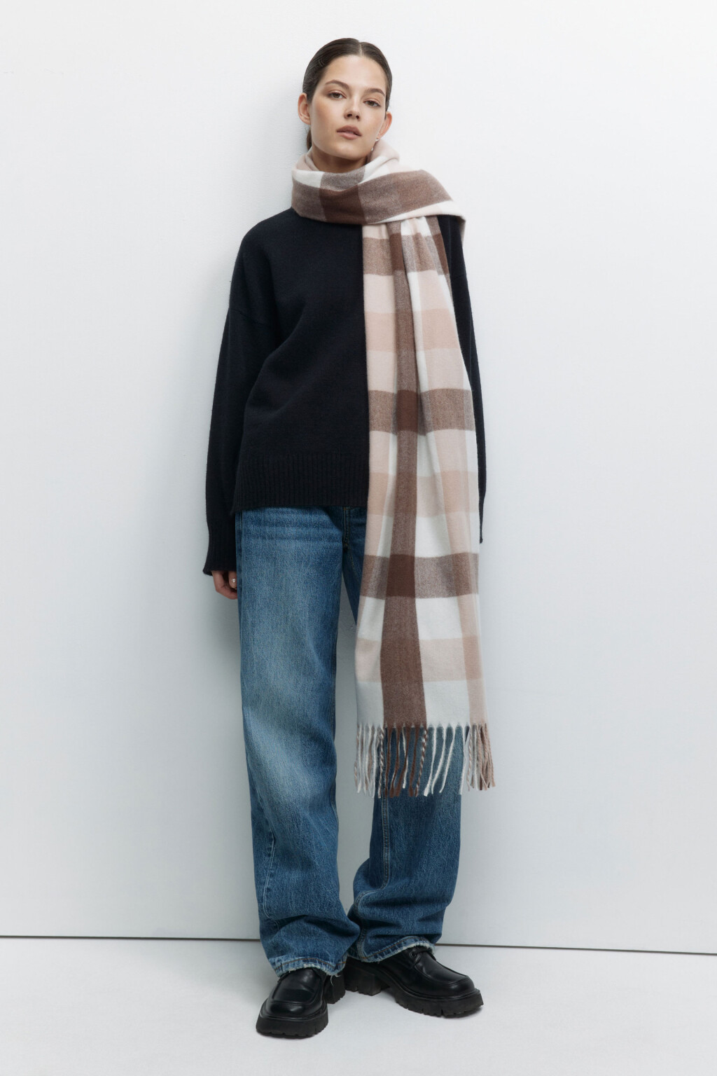 Шарф тонкой вязки клетчатый с бахромой - цвет мультиколор - 2