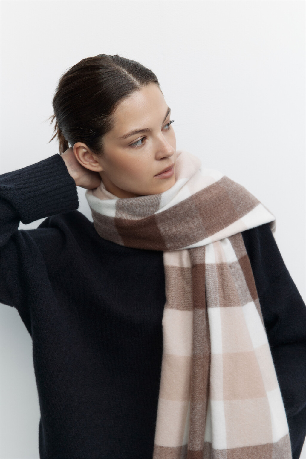 Шарф тонкой вязки клетчатый с бахромой - цвет мультиколор - 1