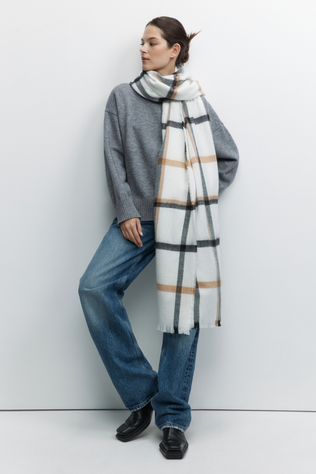 Шарф вязаный клетчатый с короткой бахромой - цвет бежевый - 1