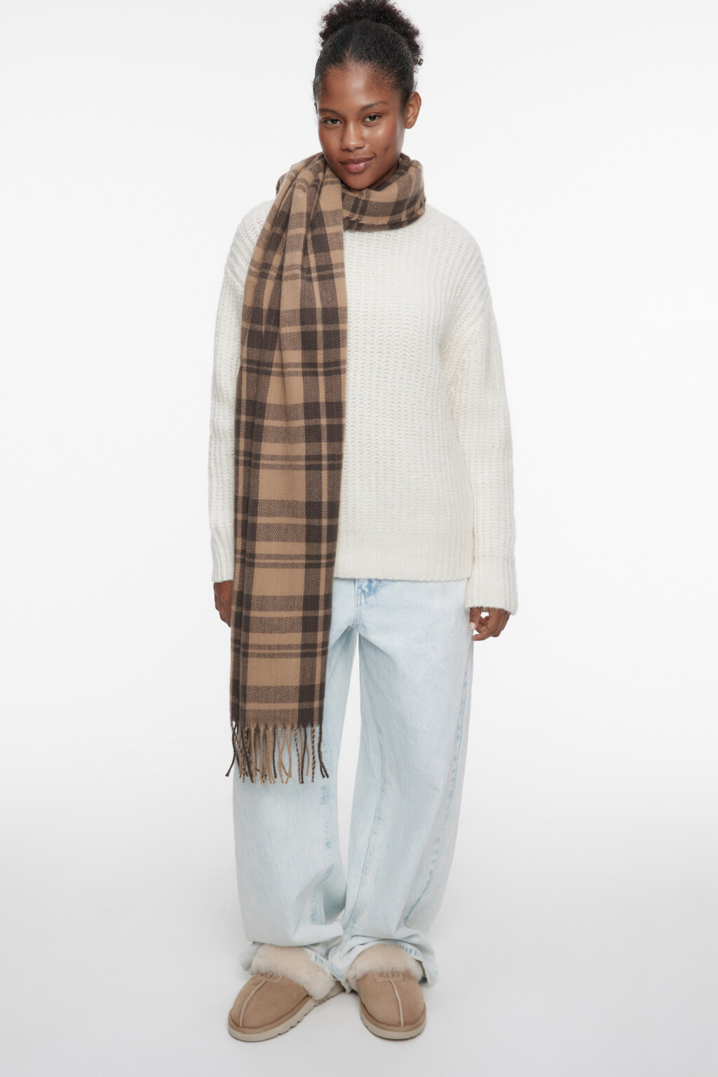 Шарф тонкий клетчатый с бахромой - цвет коричневый - 1