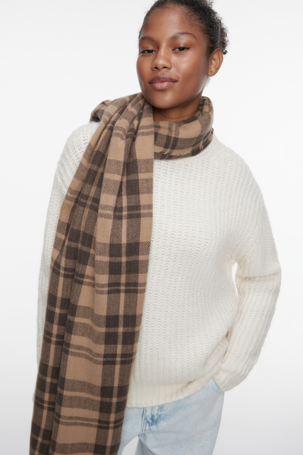 Шарф тонкий клетчатый с бахромой - цвет коричневый - 2