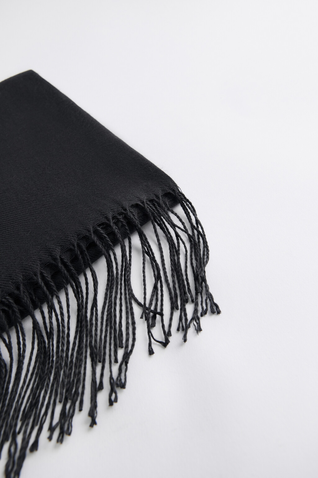 Шарф тонкий однотонный с бахромой - цвет черный - 2
