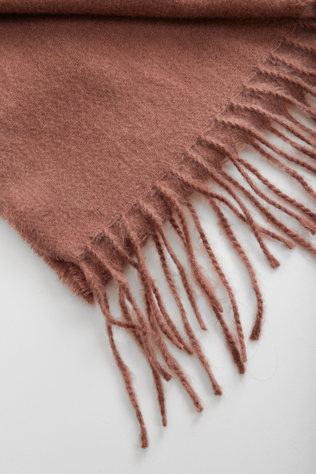 Шарф тонкий однотонный с бахромой - цвет коричневый - 2
