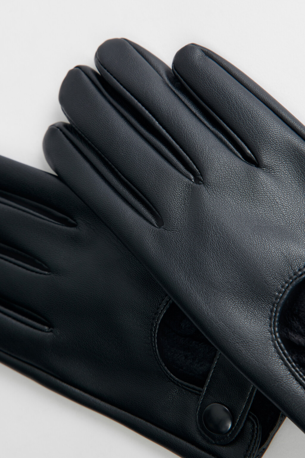 Перчатки короткие из искусственной кожи с вырезом и застежкой - цвет черный - 2