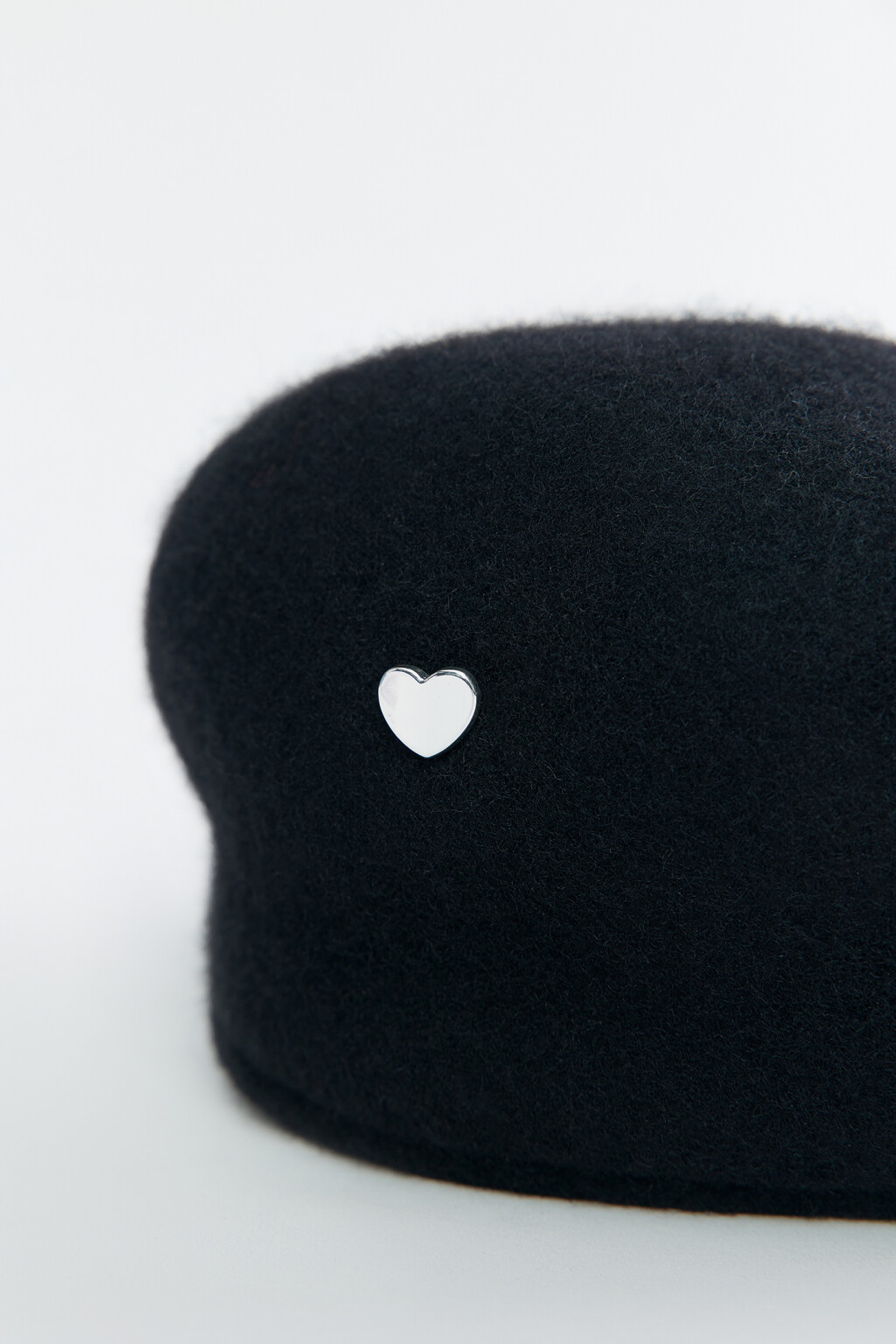 Берет шерстяной с металлическим сердечком - цвет черный - 2