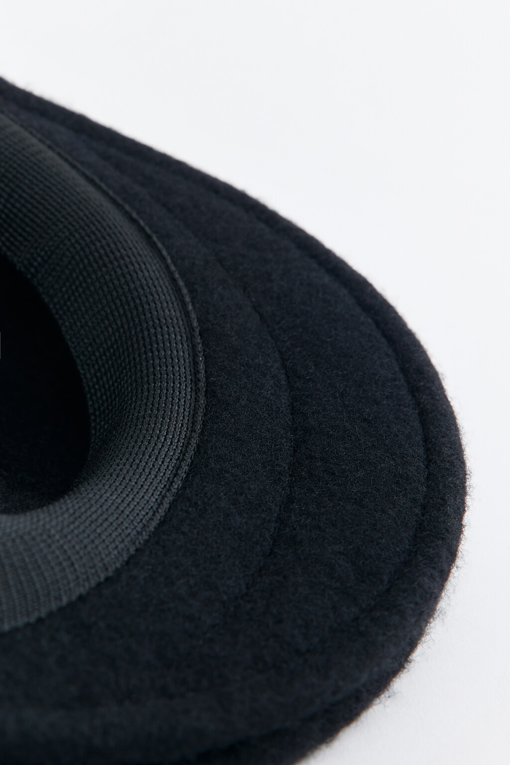 Берет шерстяной с металлическим сердечком - цвет черный - 4