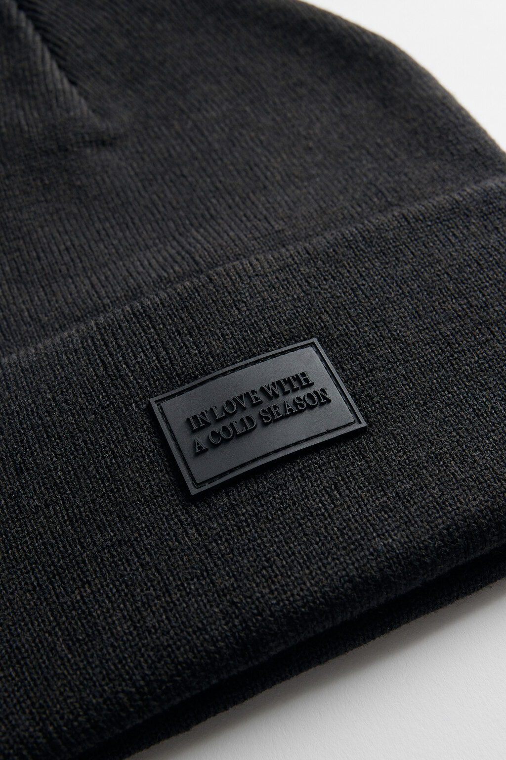 Шапка-бини вязаная из переработанного полиэстера - цвет черный - 2