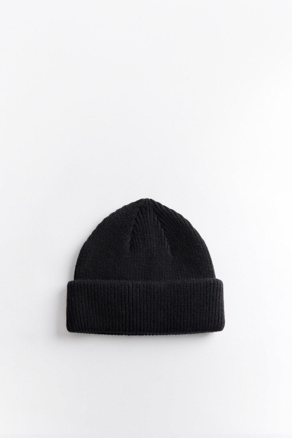 Шапка-бини короткая вязаная до ушей с отворотом - цвет черный - 1