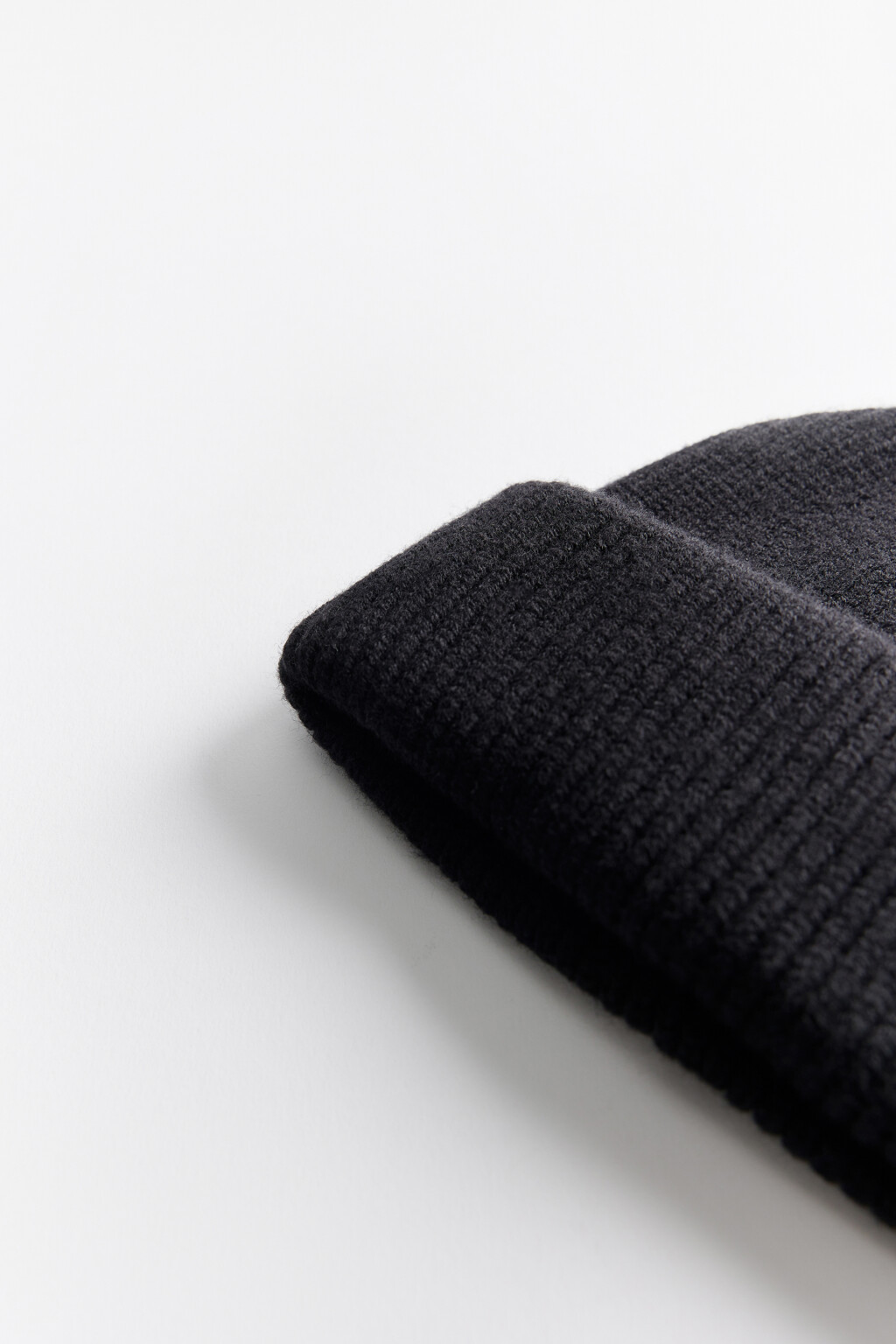 Шапка-бини короткая вязаная до ушей с отворотом - цвет черный - 2