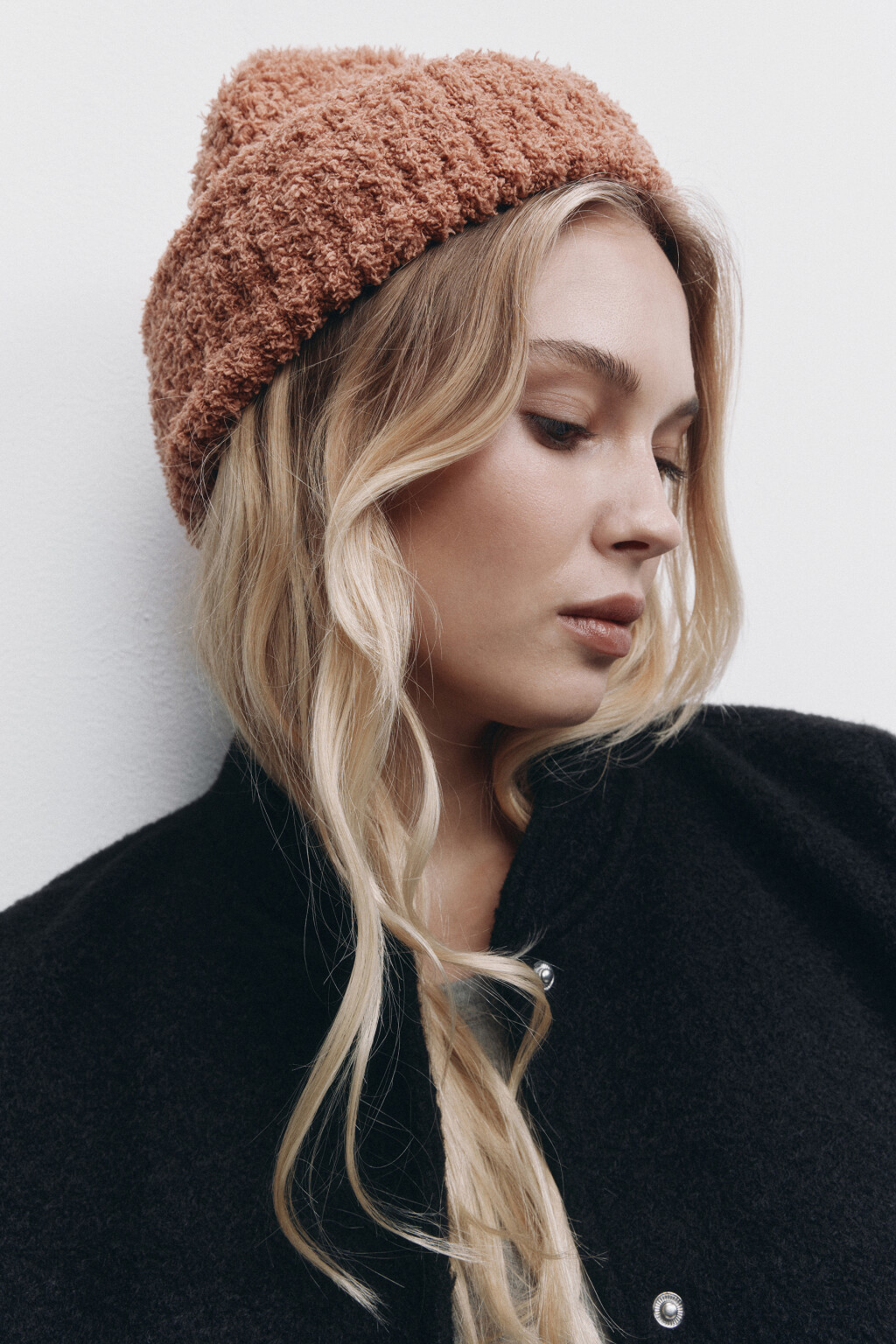 Шапка-бини теплая вязаная из пушистой пряжи - цвет коричневый - 2