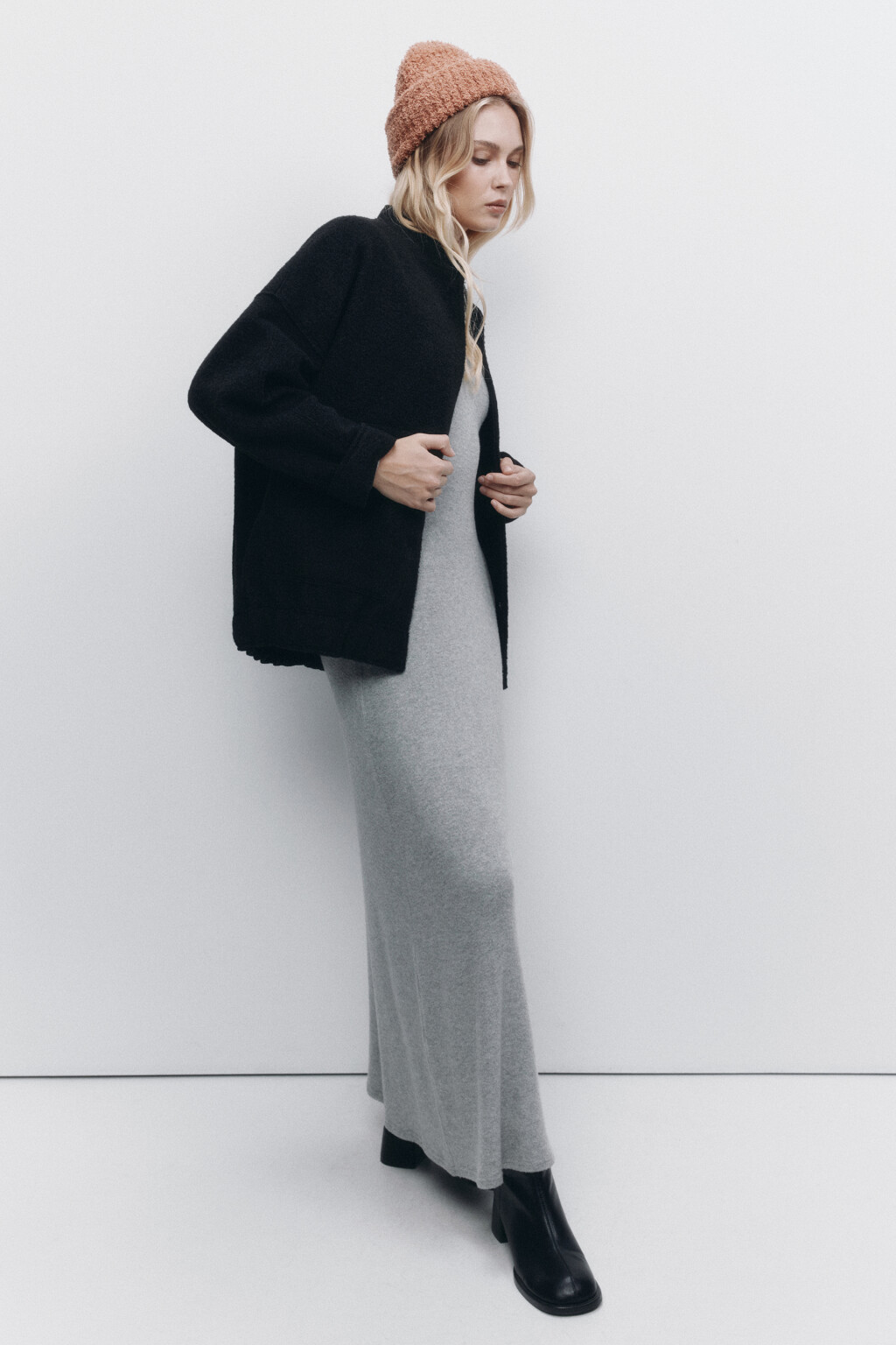 Шапка-бини теплая вязаная из пушистой пряжи - цвет коричневый - 1