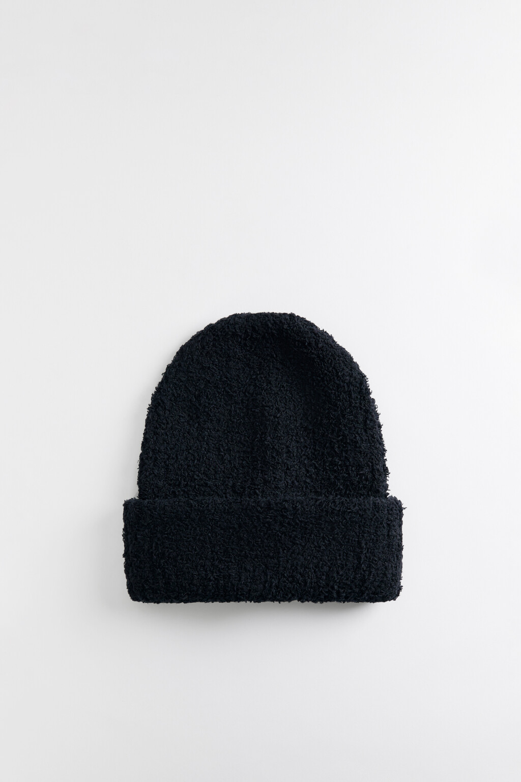 Шапка-бини теплая вязаная из пушистой пряжи - цвет черный - 3