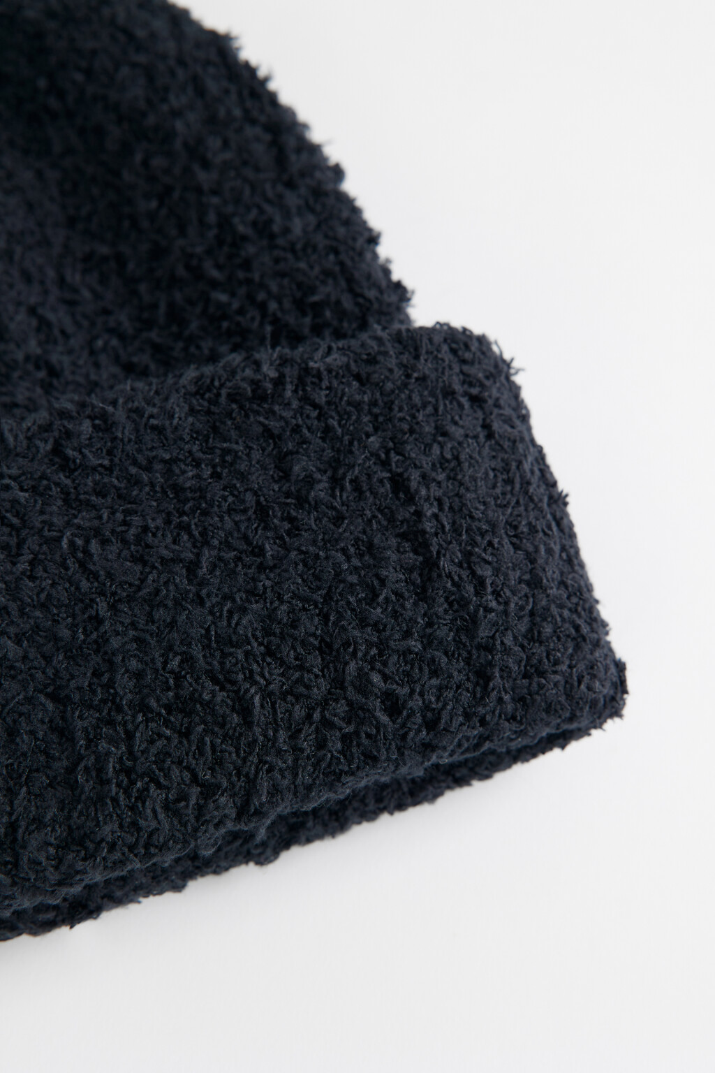 Шапка-бини теплая вязаная из пушистой пряжи - цвет черный - 4