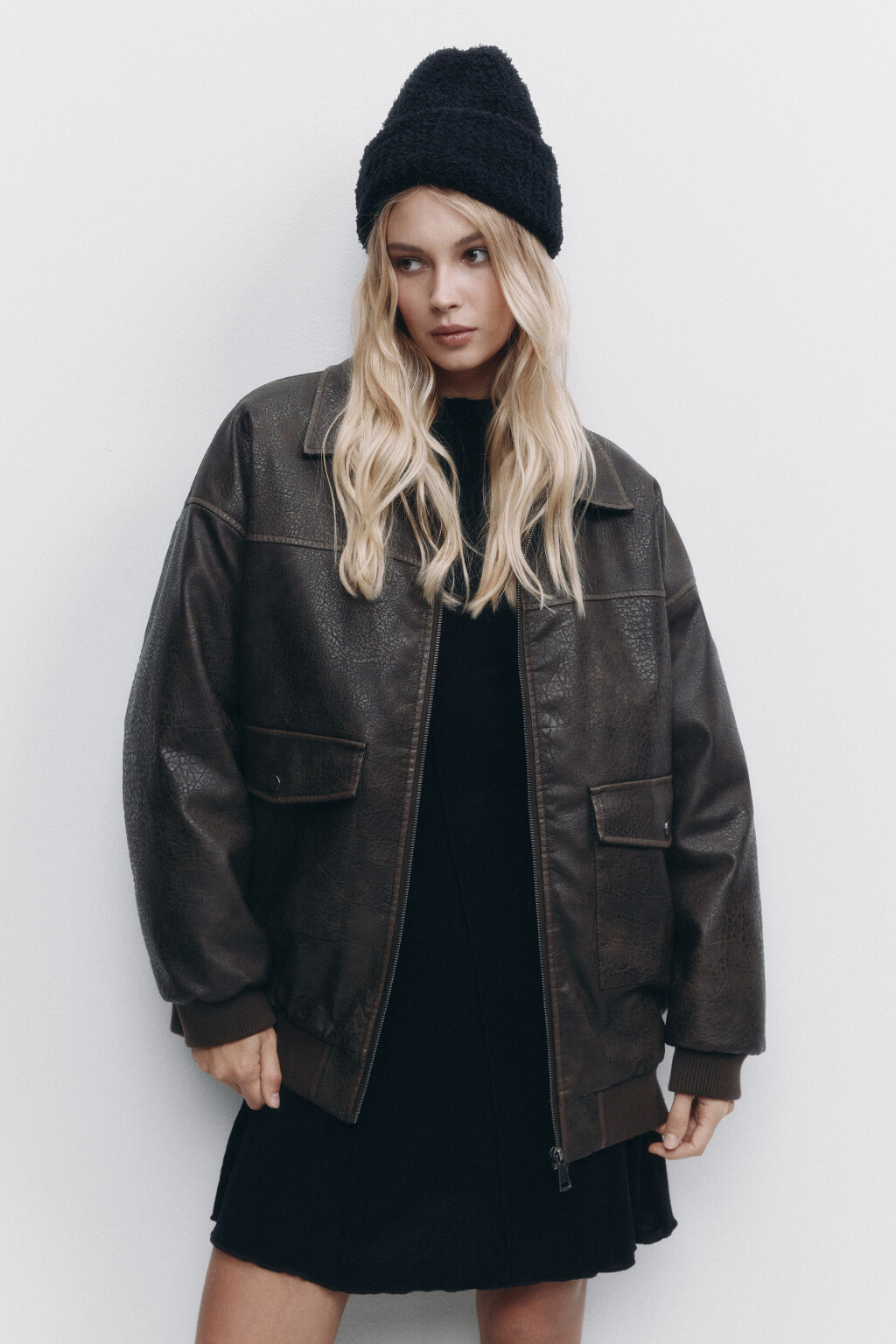 Шапка-бини теплая вязаная из пушистой пряжи - цвет черный - 2