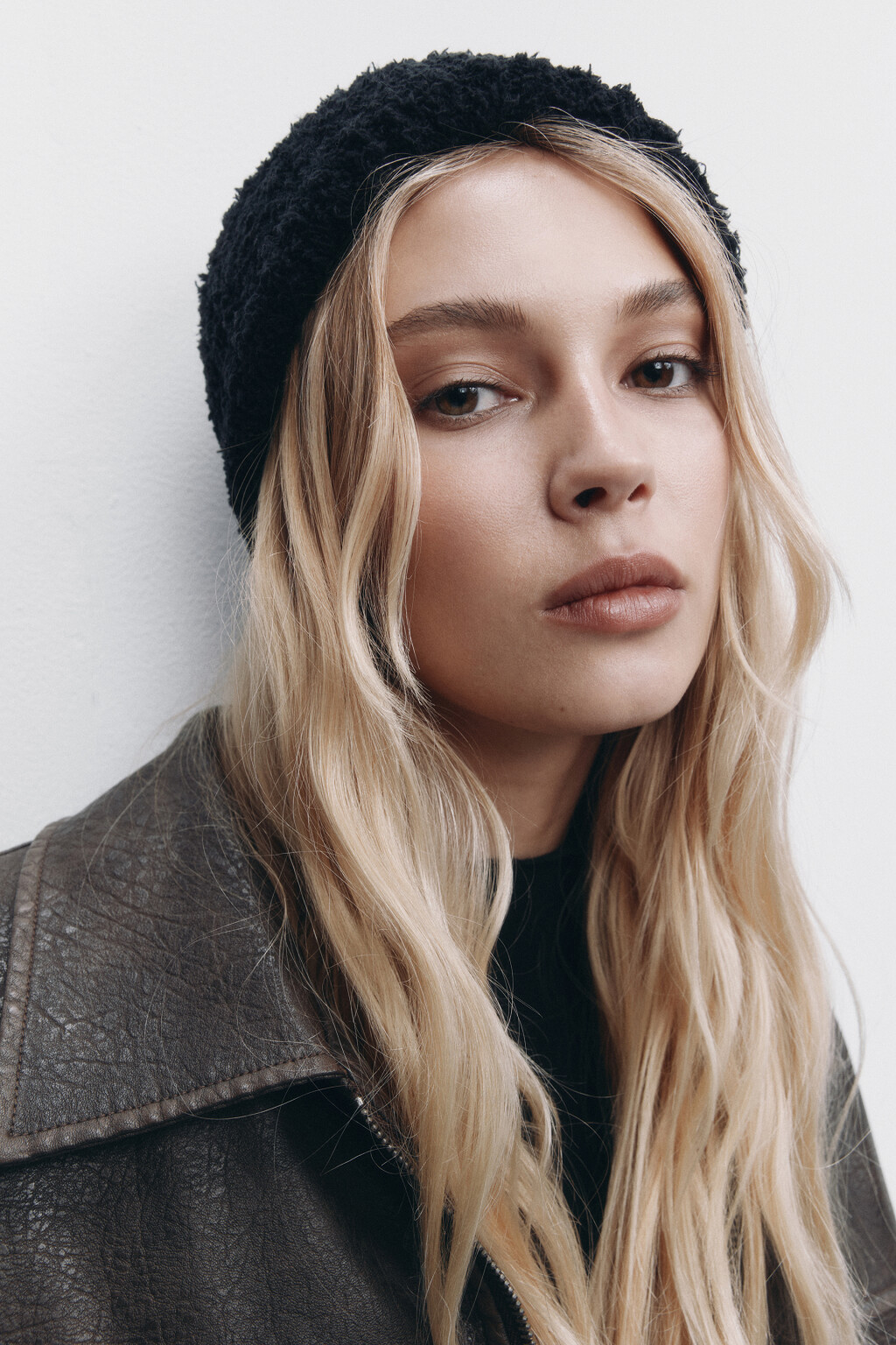 Шапка-бини теплая вязаная из пушистой пряжи - цвет черный - 1