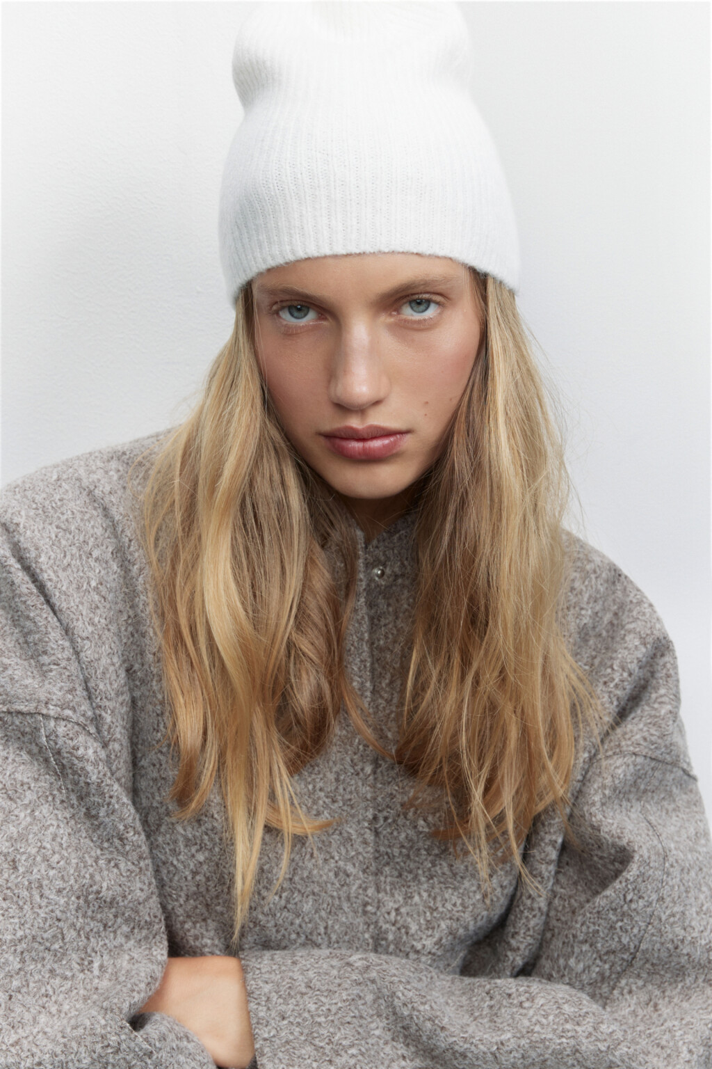 Шапка-бини вязаная без отворота - цвет бежевый - 4