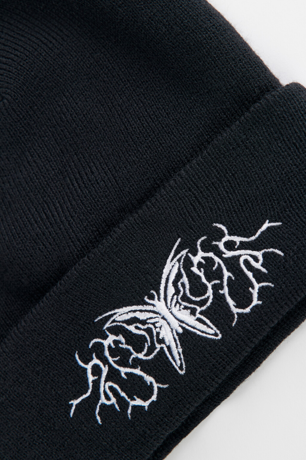 Шапка-бини вязаная с вышитым принтом - цвет черный - 2
