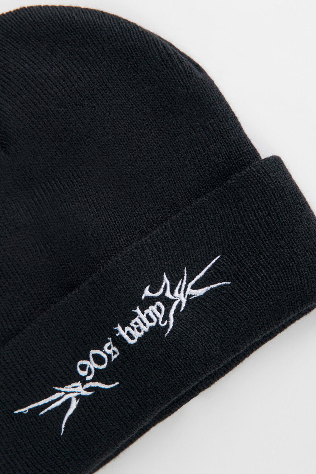 Шапка-бини вязаная с вышитым принтом - цвет черный - 2