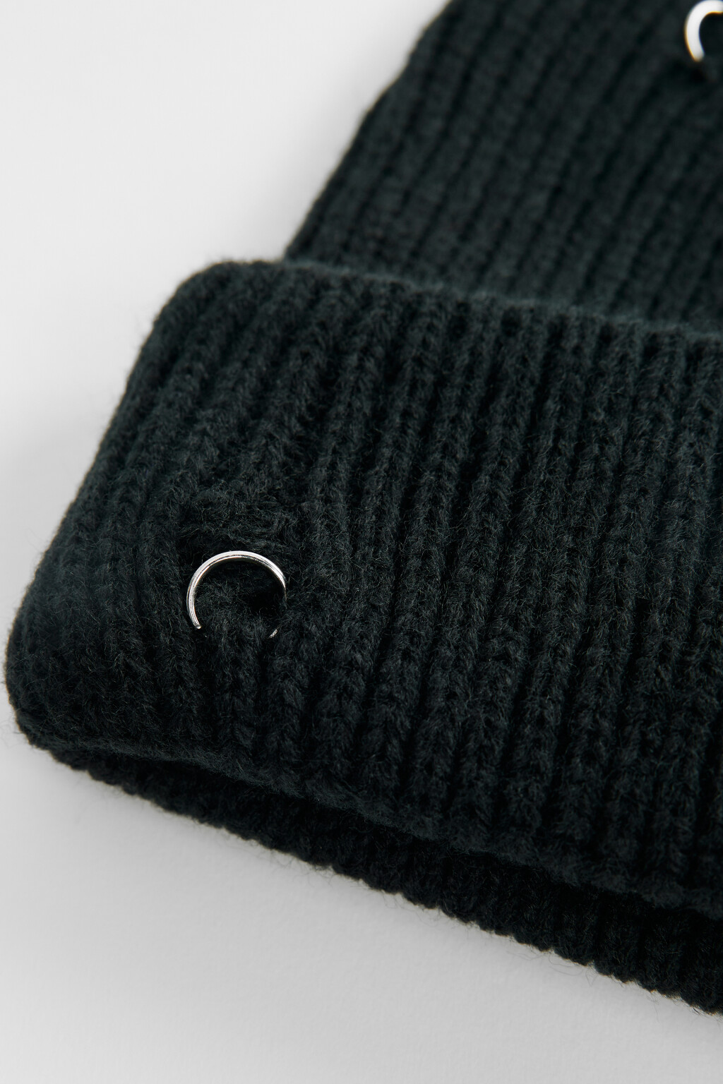 Шапка-бини вязаная с металлическим пирсингом - цвет черный - 2