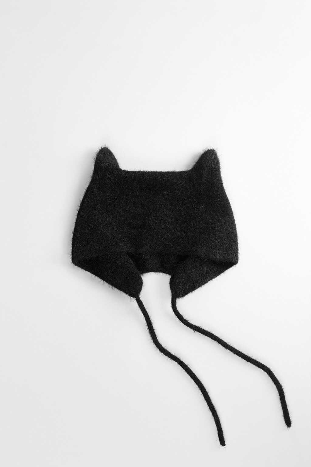 Шапка-чепчик вязаная с ушками на завязках - цвет черный - 1